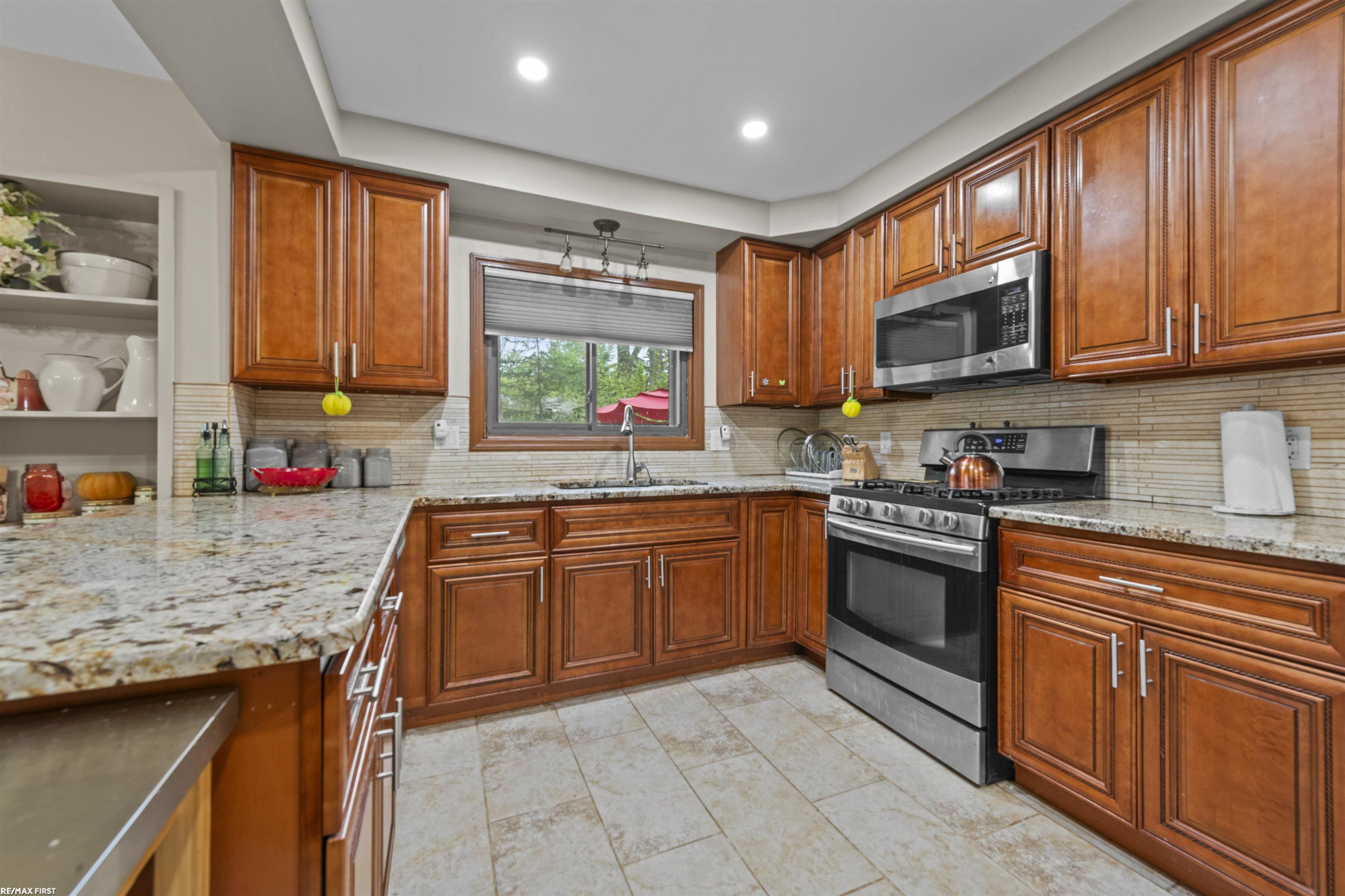 6910 Montgomery Drive, Shelby Twp, MI 48316 — Photo 9