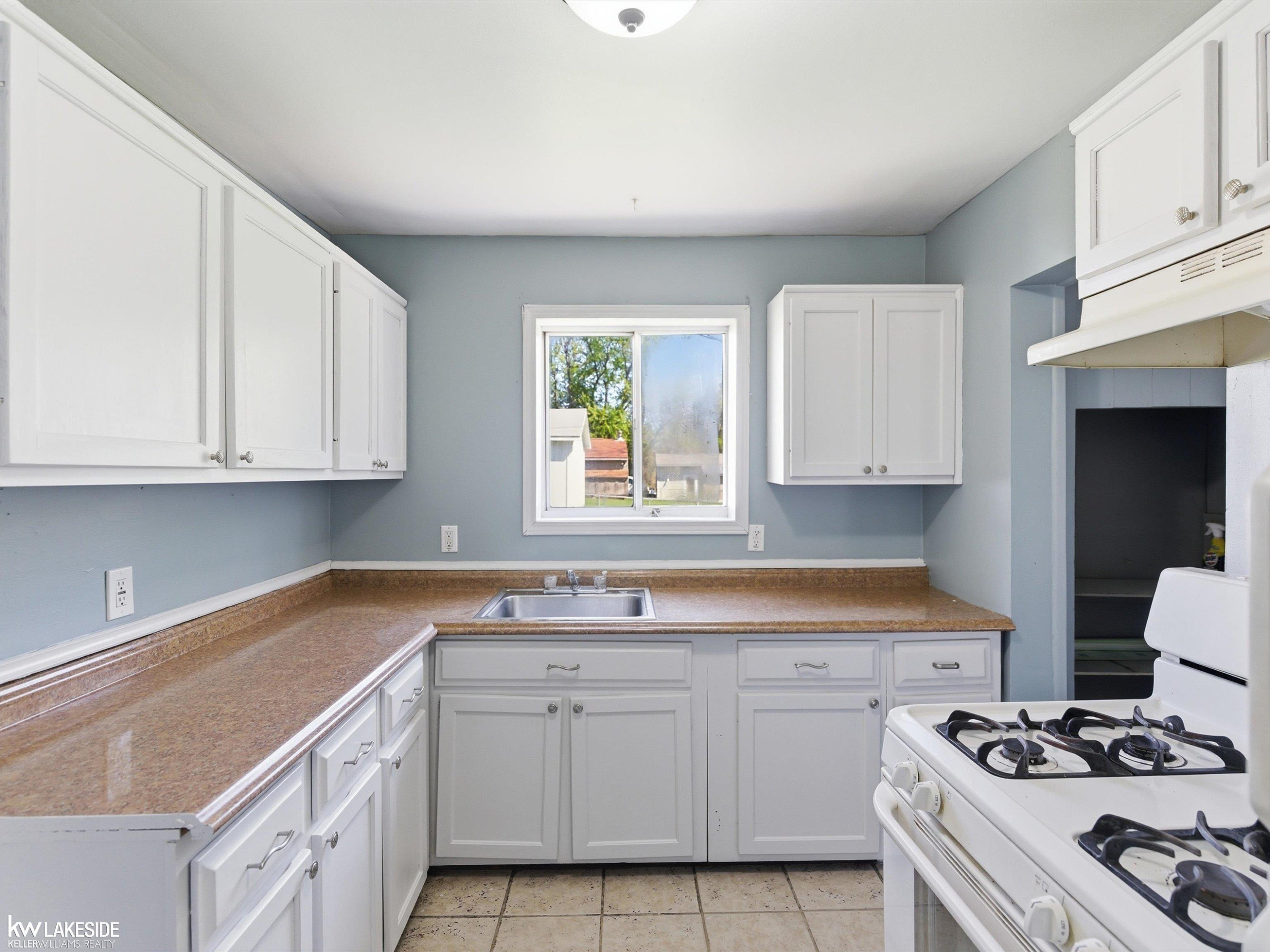 1064 CLOVERLAWN Drive, Pontiac, MI — Photo 9