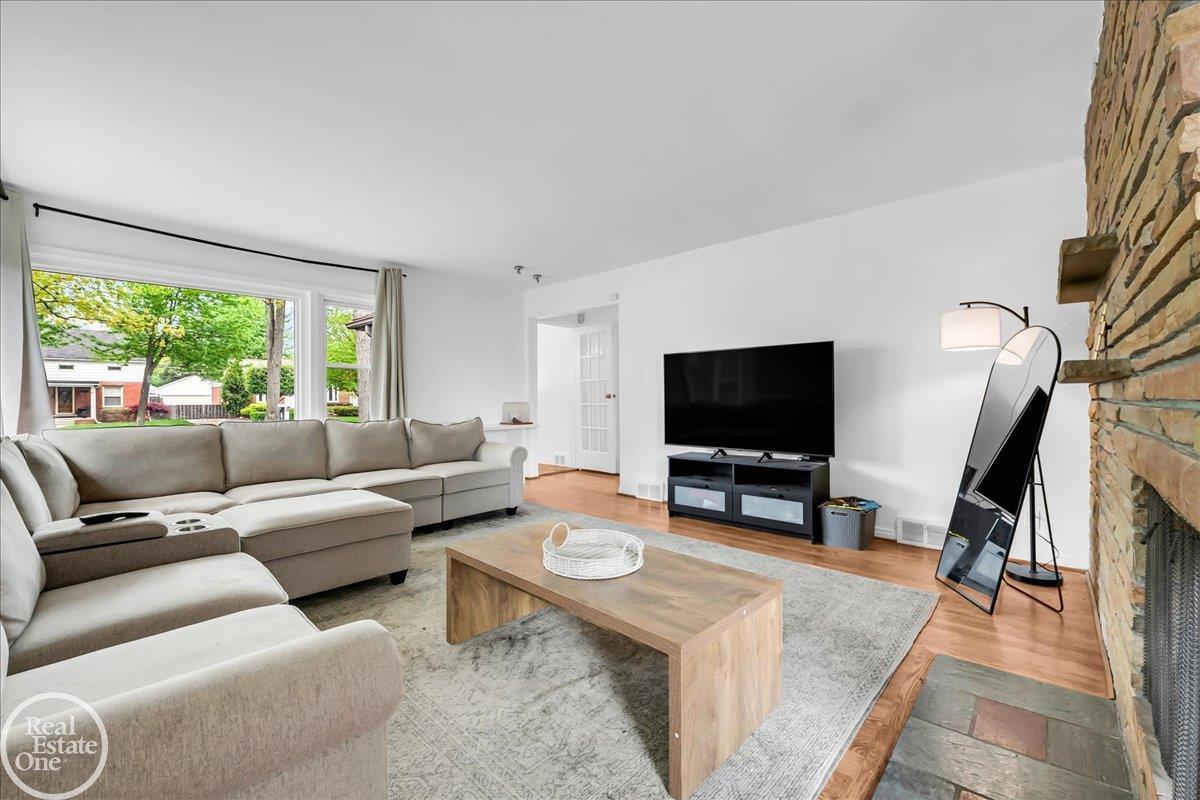2313 Stanhope Street, Grosse Pointe Woods, MI 48236 — Photo 9