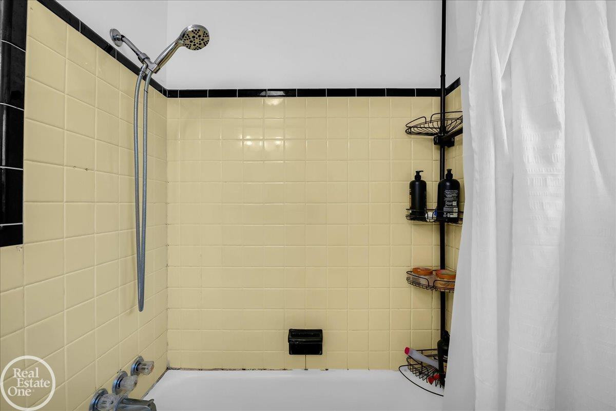 2313 Stanhope Street, Grosse Pointe Woods, MI 48236 — Photo 22
