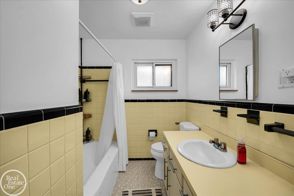 2313 Stanhope Street, Grosse Pointe Woods, MI 48236 — Photo 21