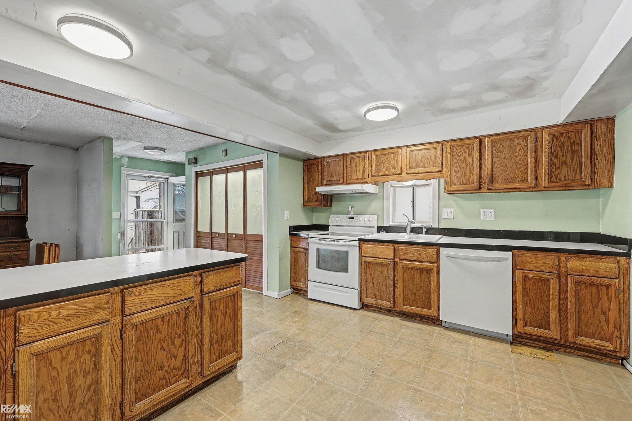 9724 Pearl Beach Boulevard, MI 48001 — Photo 19