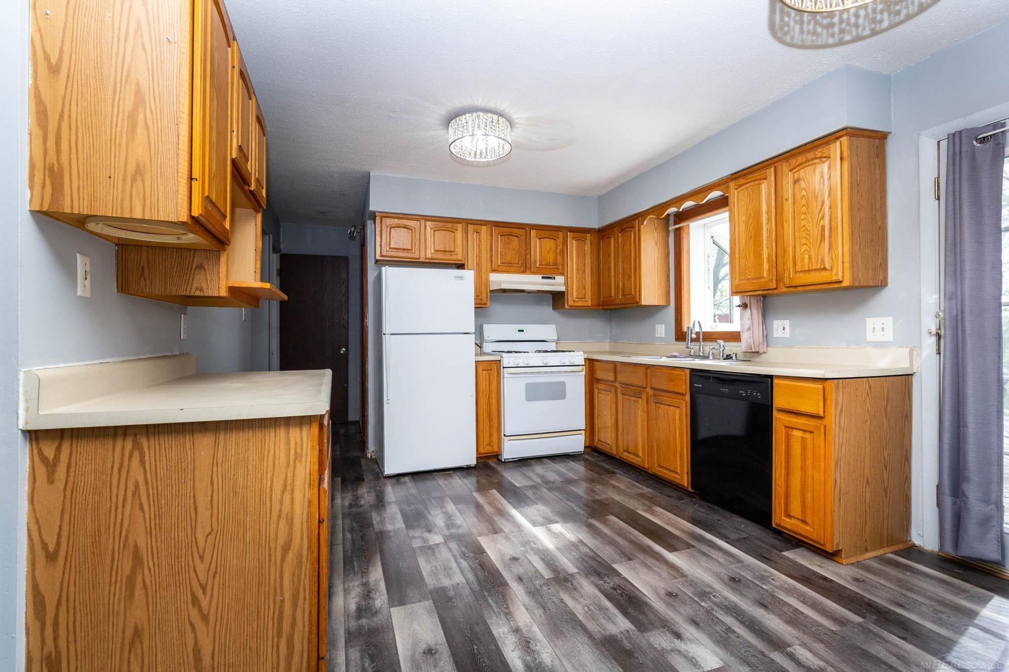 13281 Lake Point Boulevard, MI 48111 — Photo 11