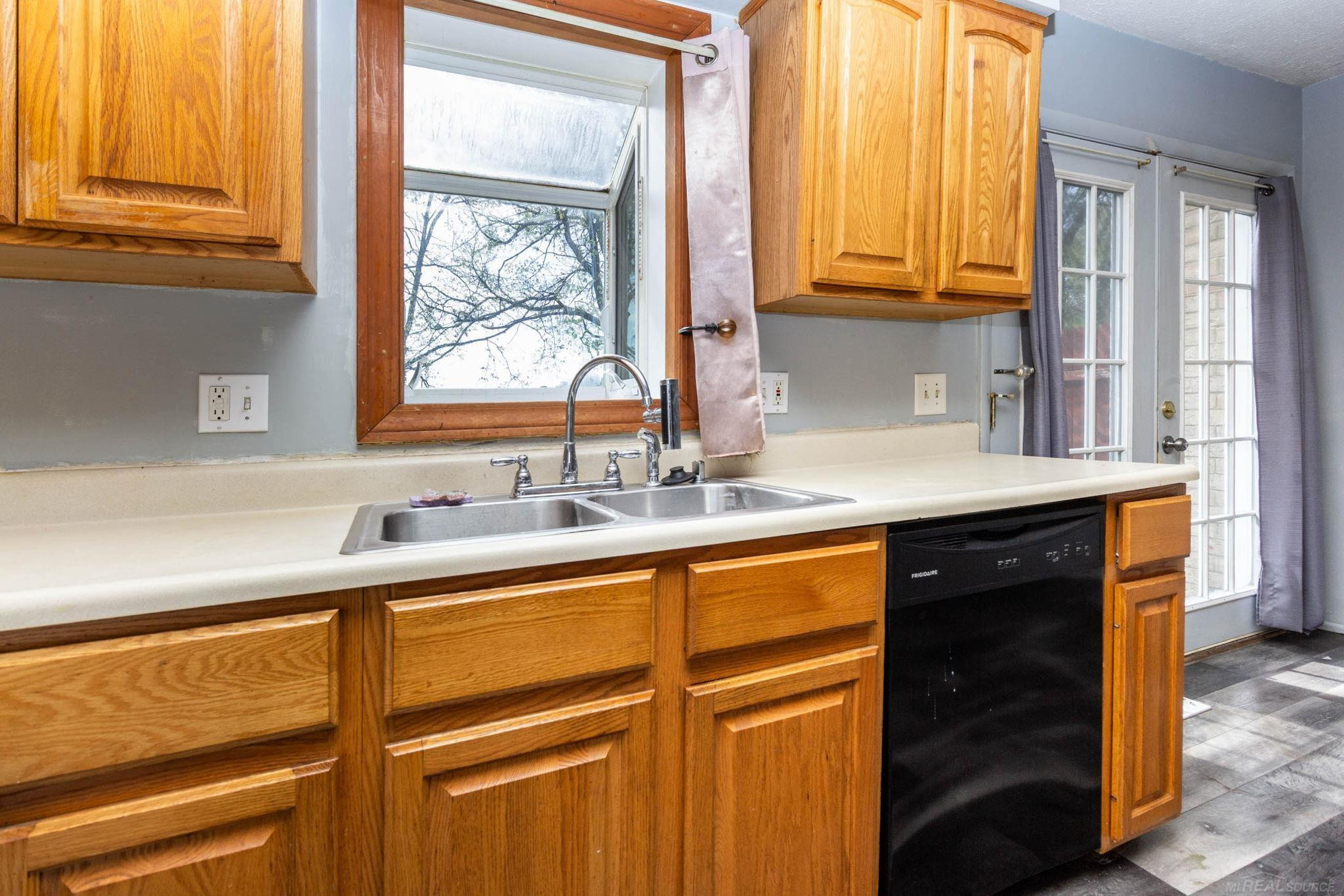13281 Lake Point Boulevard, MI 48111 — Photo 12
