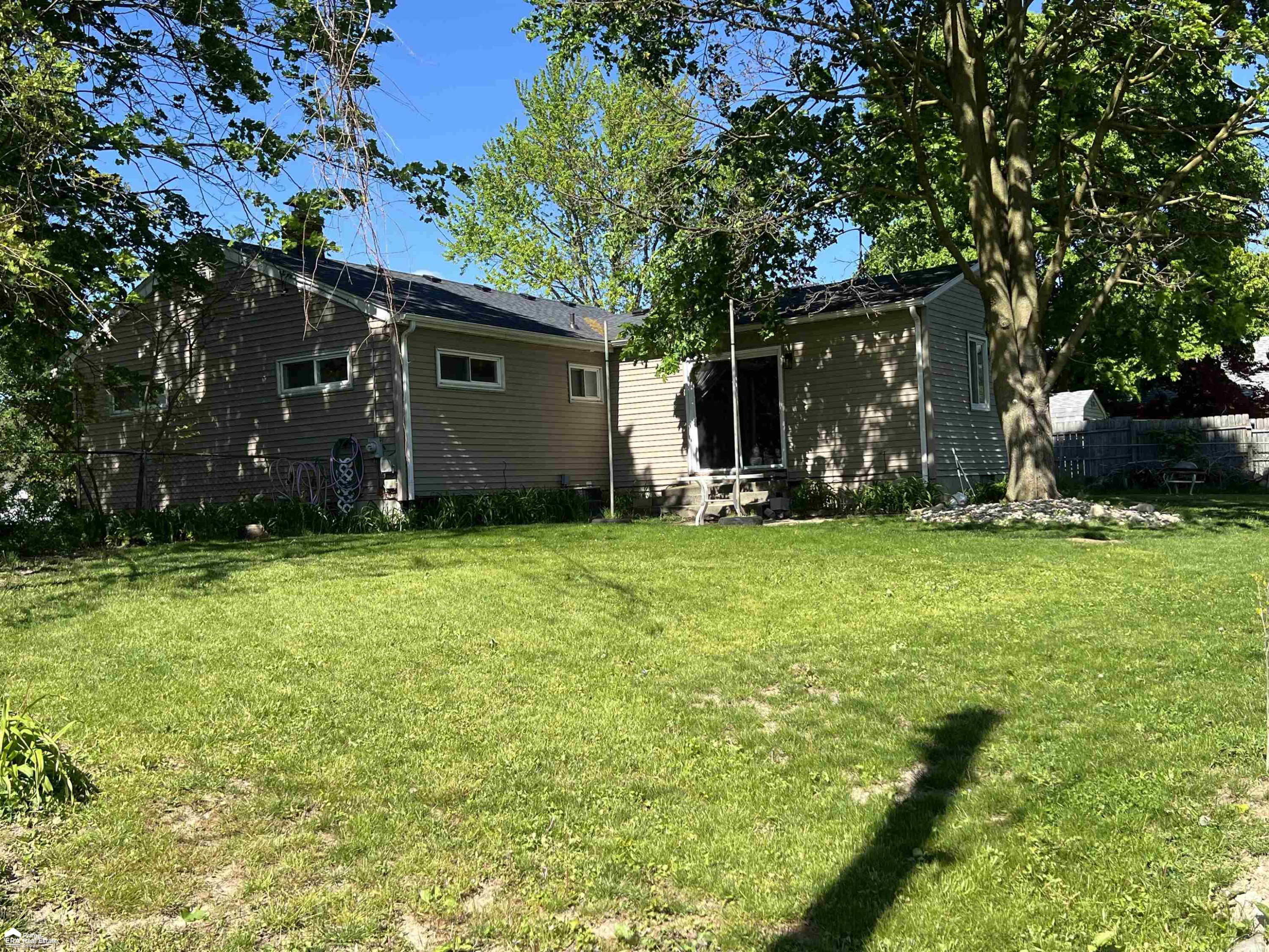 835 Southwood Dr Drive, Fenton, MI 48430 — Photo 2