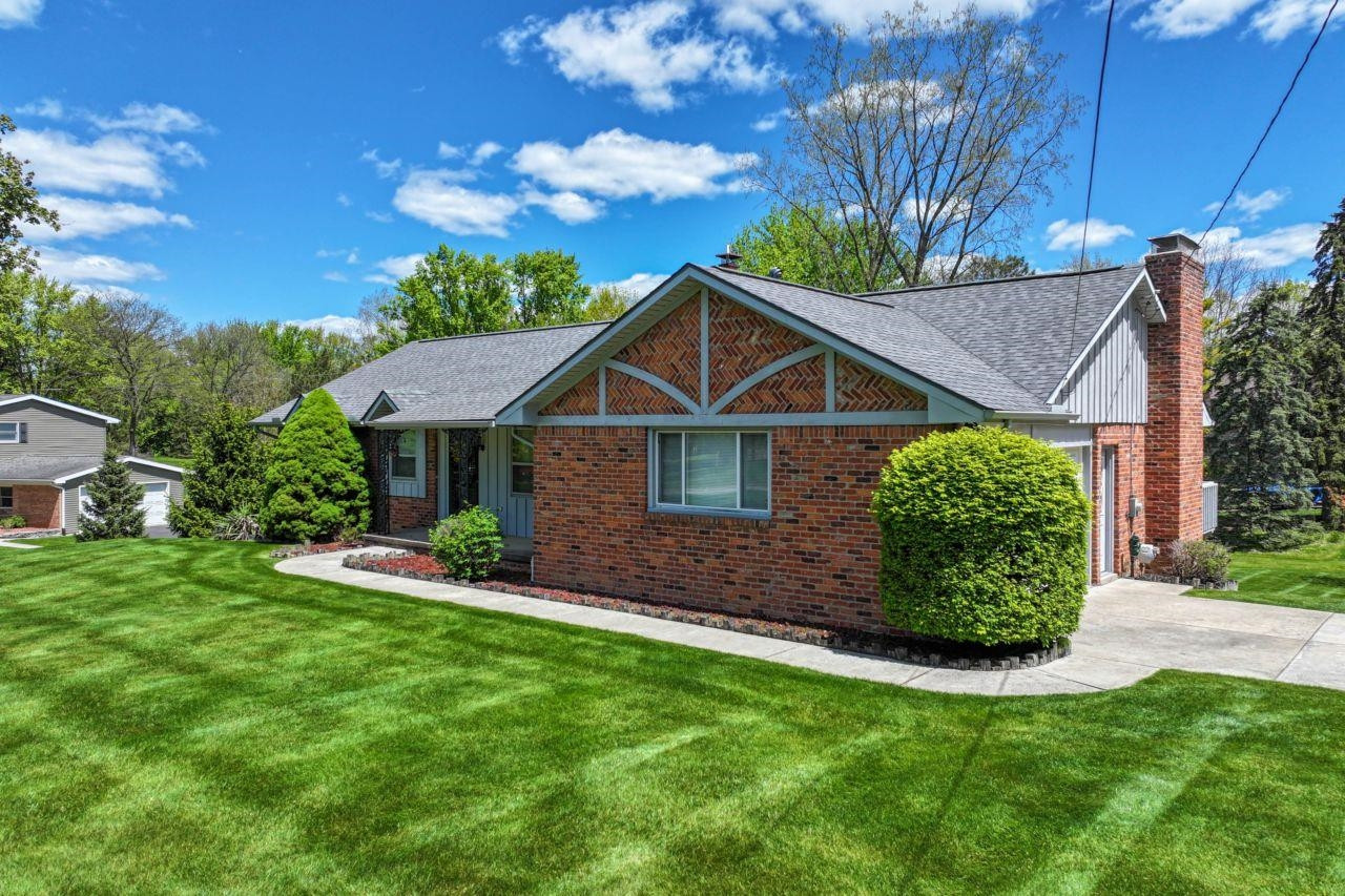8389 Manchester Drive, Grand Blanc, MI 48439 — Photo 4