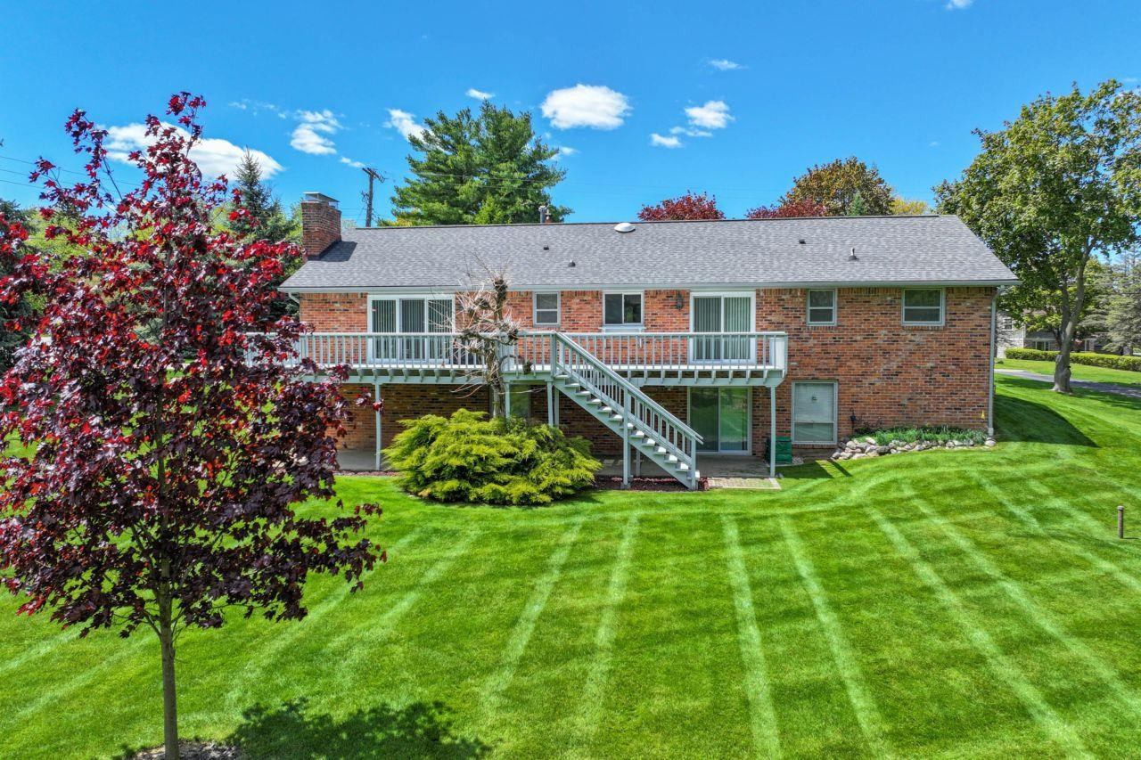 8389 Manchester Drive, Grand Blanc, MI 48439 — Photo 32