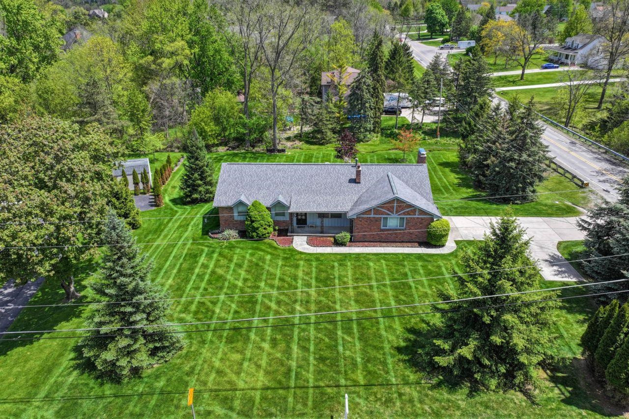 8389 Manchester Drive, Grand Blanc, MI 48439 — Photo 33