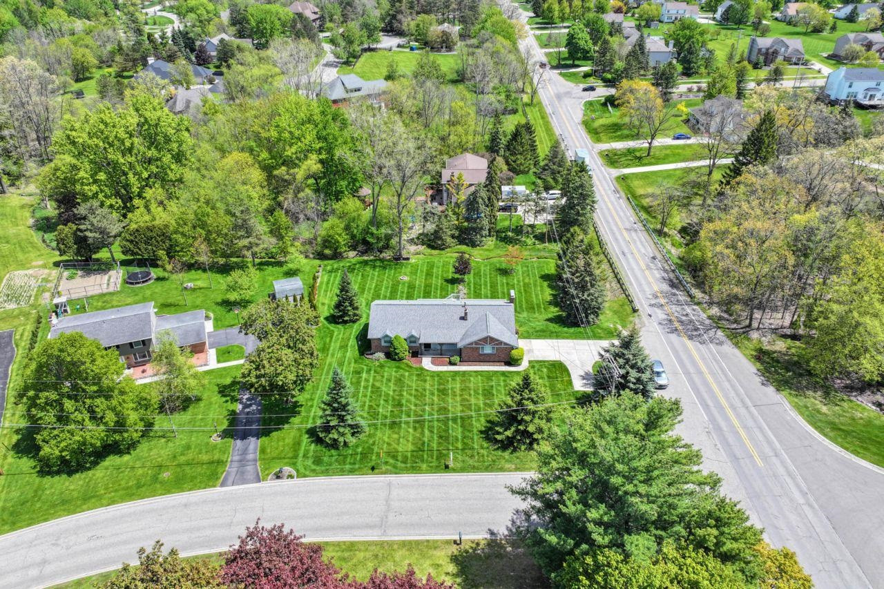 8389 Manchester Drive, Grand Blanc, MI 48439 — Photo 34
