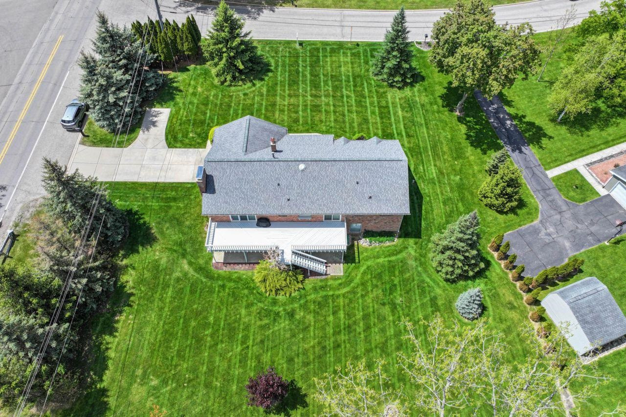 8389 Manchester Drive, Grand Blanc, MI 48439 — Photo 37