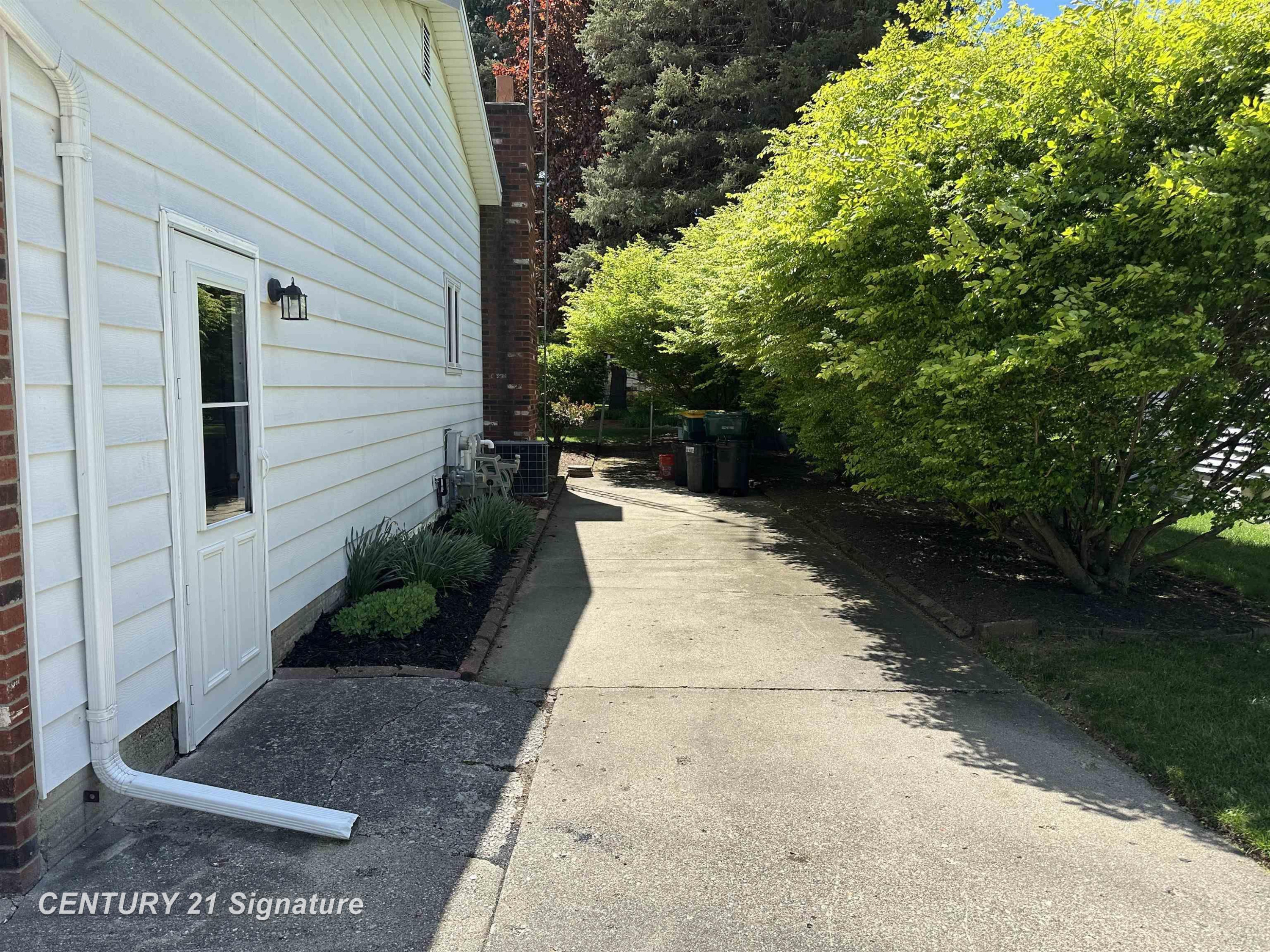 312 Sunrise Drive, Flushing, MI 48433 — Photo 3