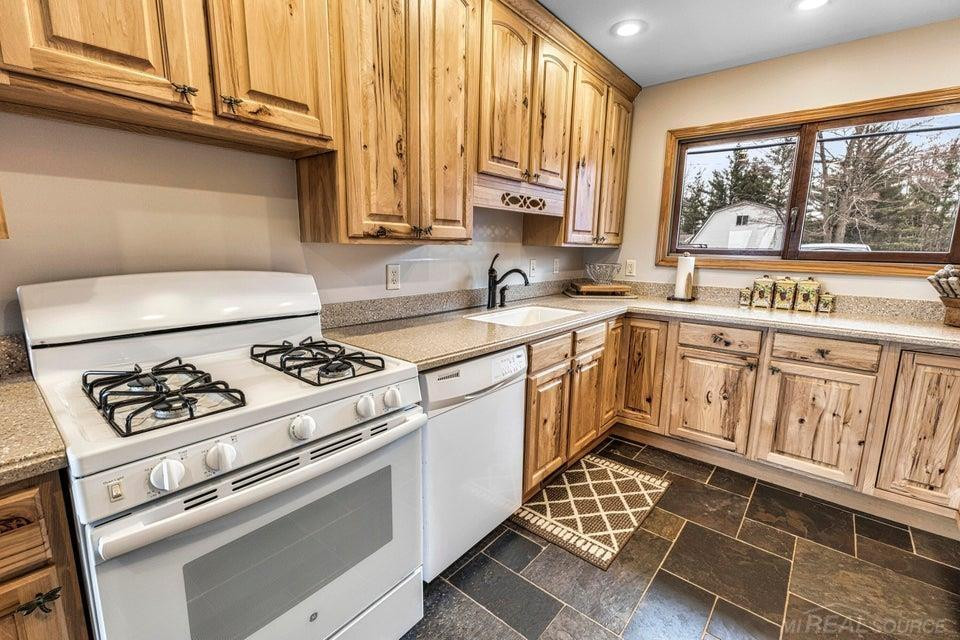 2077 Long Point Drive, Houghton Lake, MI 48629 — Photo 15