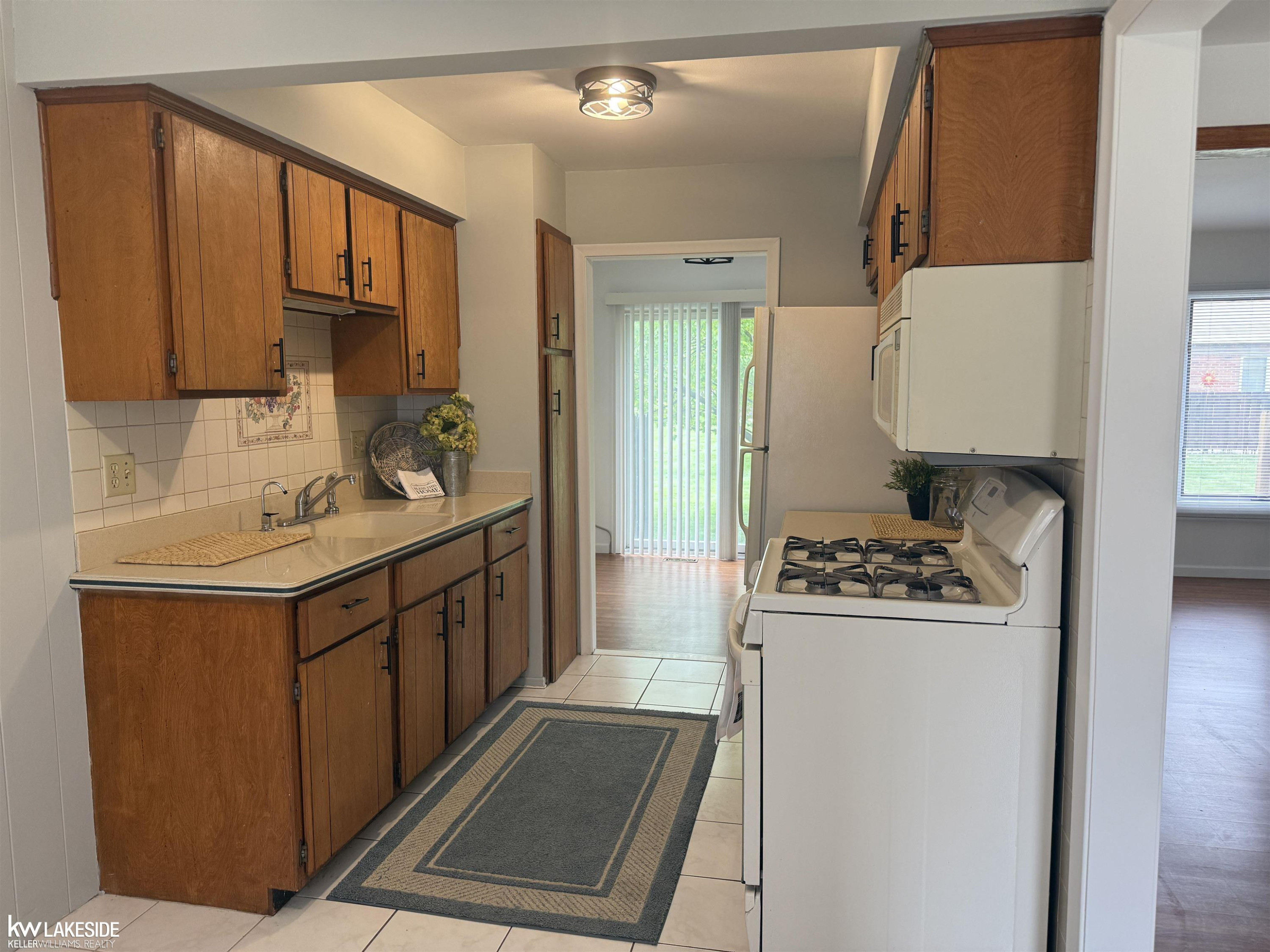 20016 Great Oaks Circle North Street, Clinton Twp, MI 48038 — Photo 2