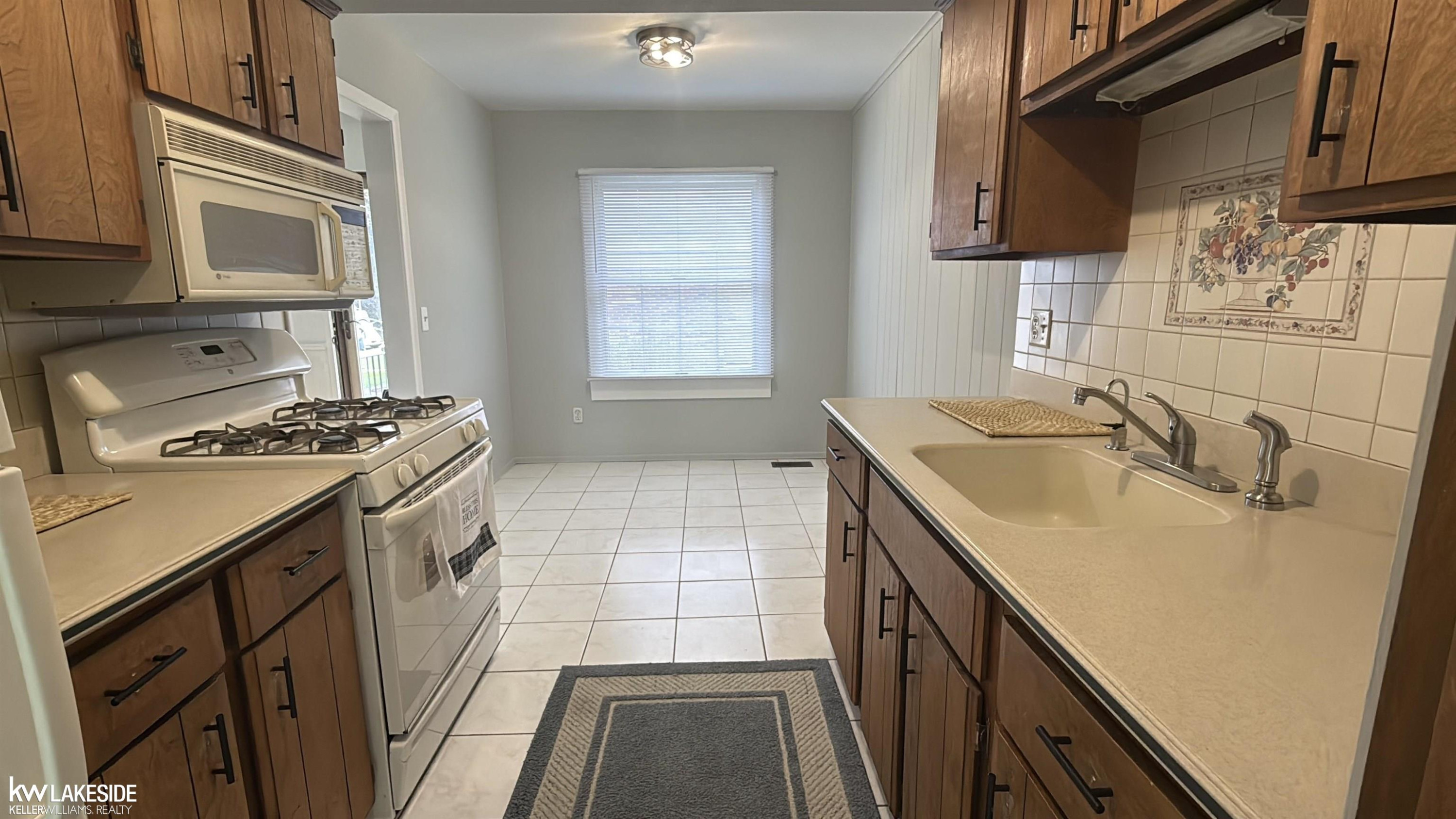 20016 Great Oaks Circle North Street, Clinton Twp, MI 48038 — Photo 3