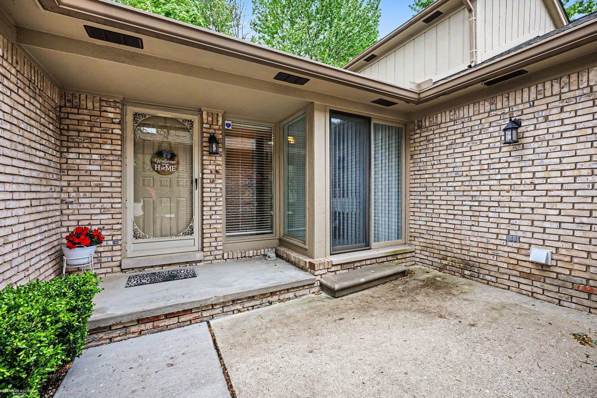 43054 W Kirkwood Drive, Clinton Twp, MI 48038 — Photo 2