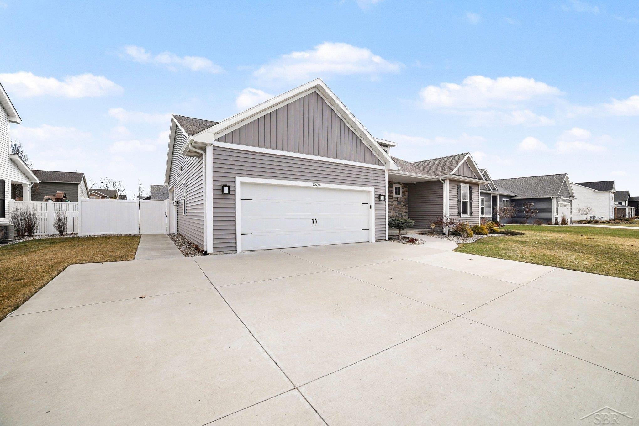 8674 Oakhill Drive, Freeland, MI 48623 — Photo 30