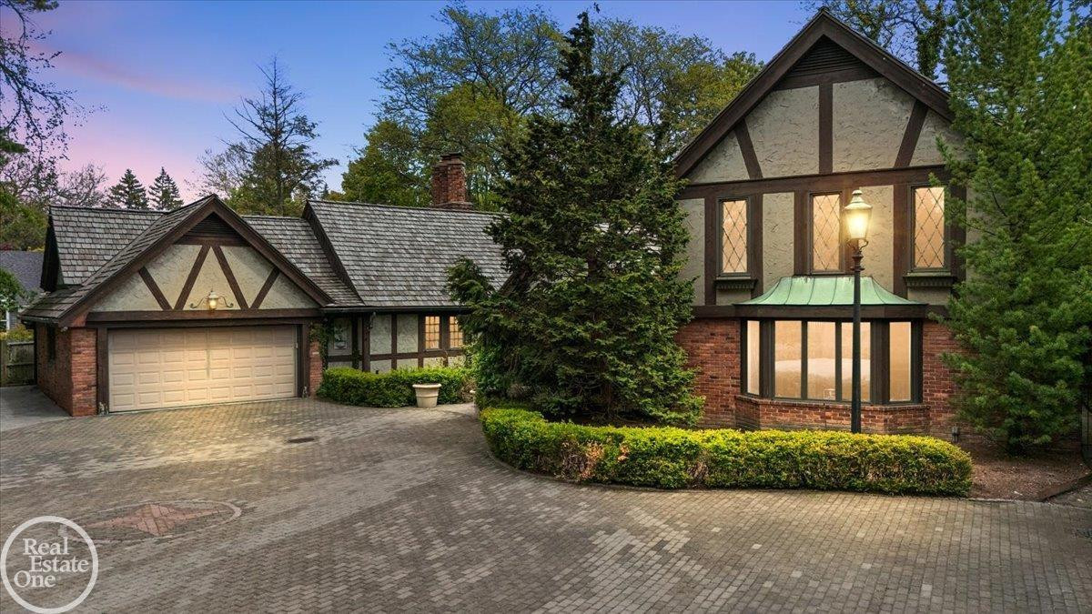 17680 E Jefferson Avenue, Grosse Pointe, MI 48230