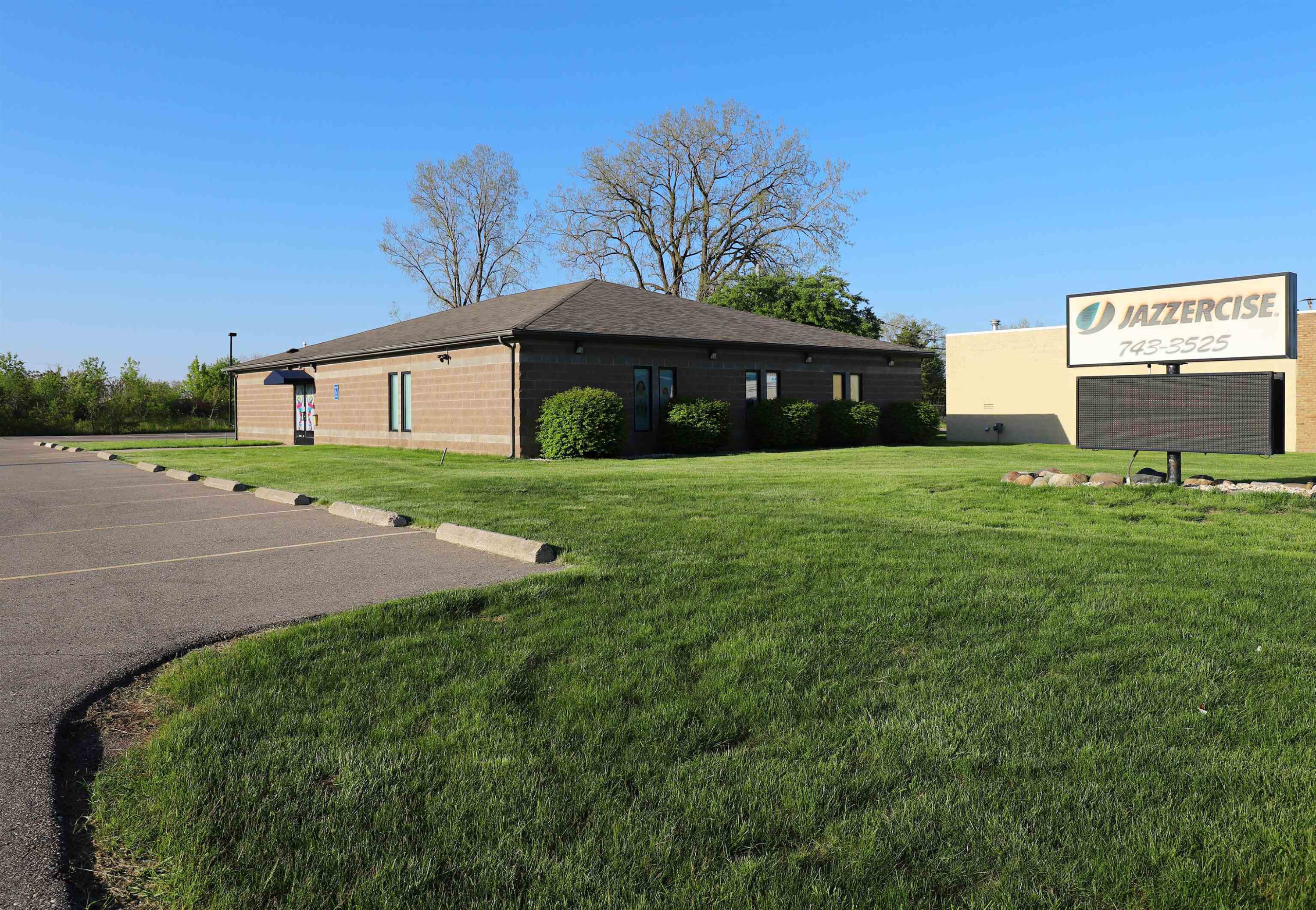 3525 E Court Street, Flint, MI 48506