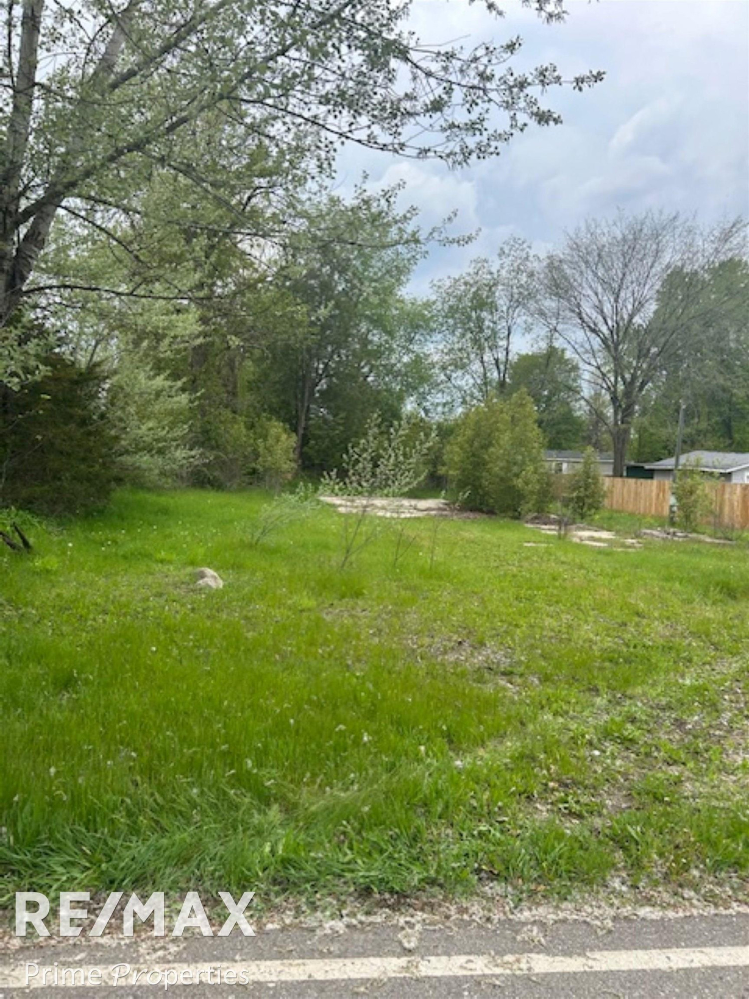 418 Locust Street, Howard City, MI 49329 — Photo 2