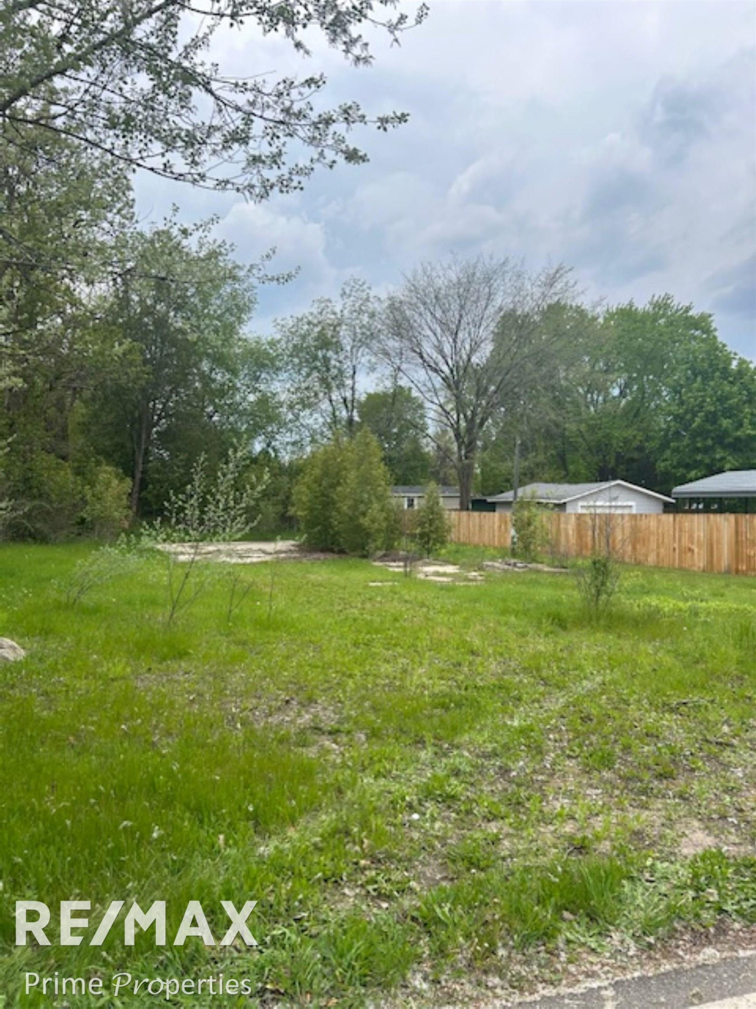 418 Locust Street, Howard City, MI 49329 — Photo 4