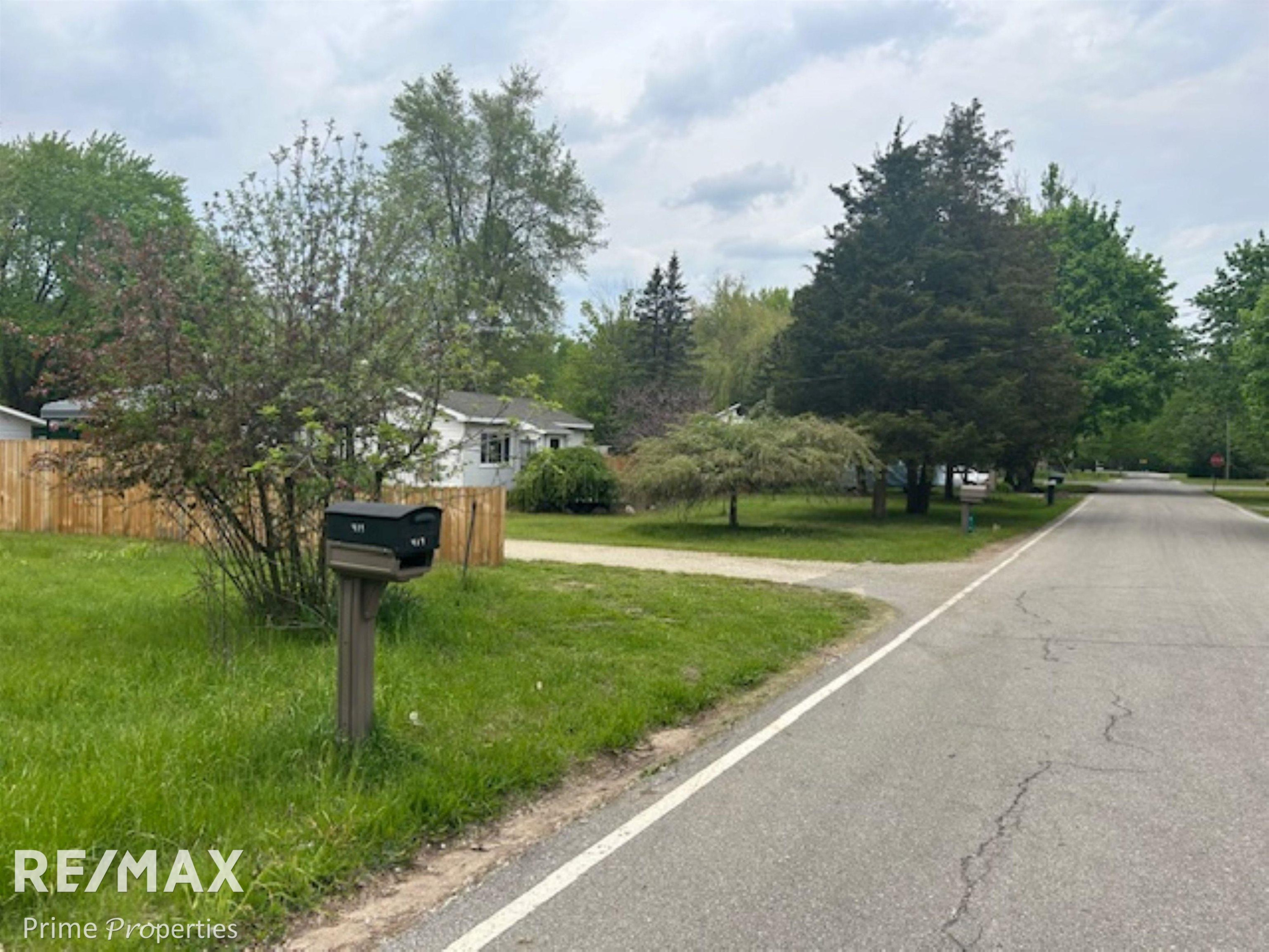 418 Locust Street, Howard City, MI 49329 — Photo 10