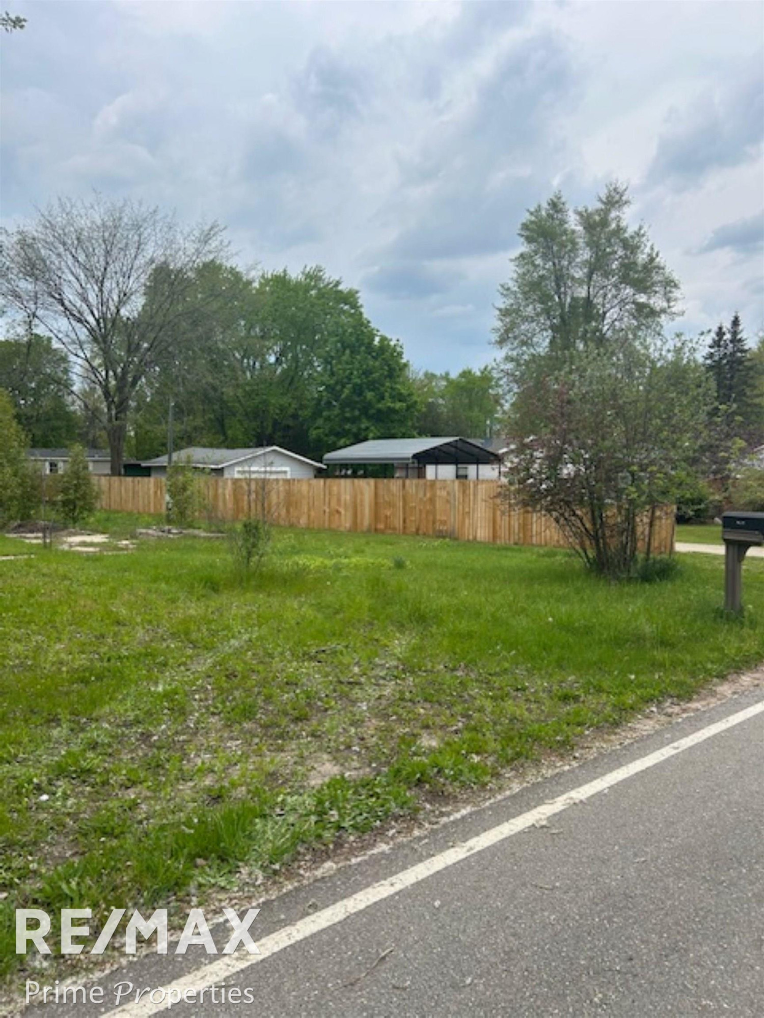 418 Locust Street, Howard City, MI 49329 — Photo 11
