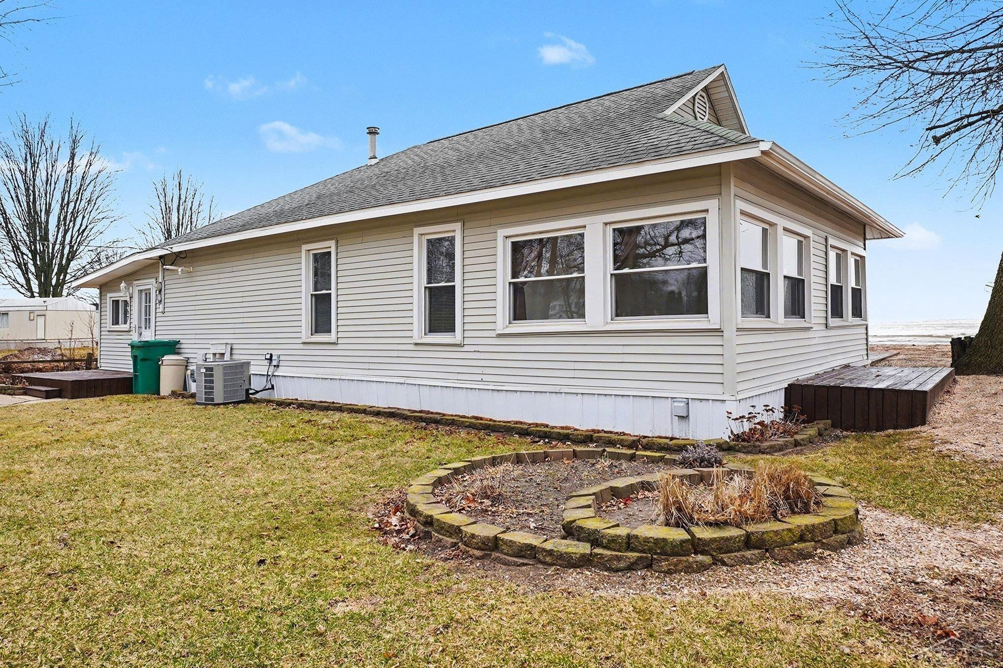 667 Bay Road, Bay City, MI 48706 — Photo 2