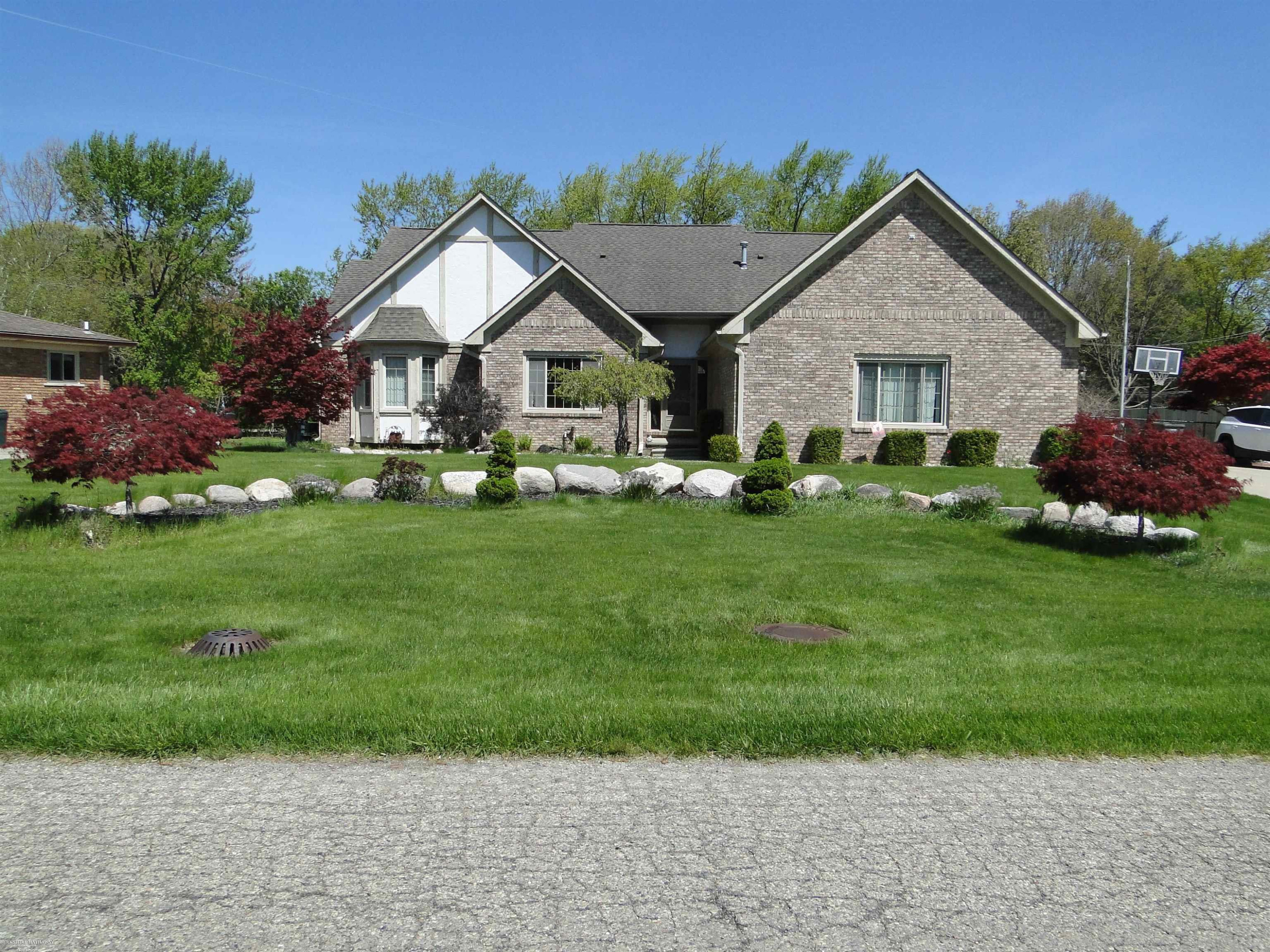 19549 Dixie Drive, Clinton Twp, MI 48035 — Photo 2