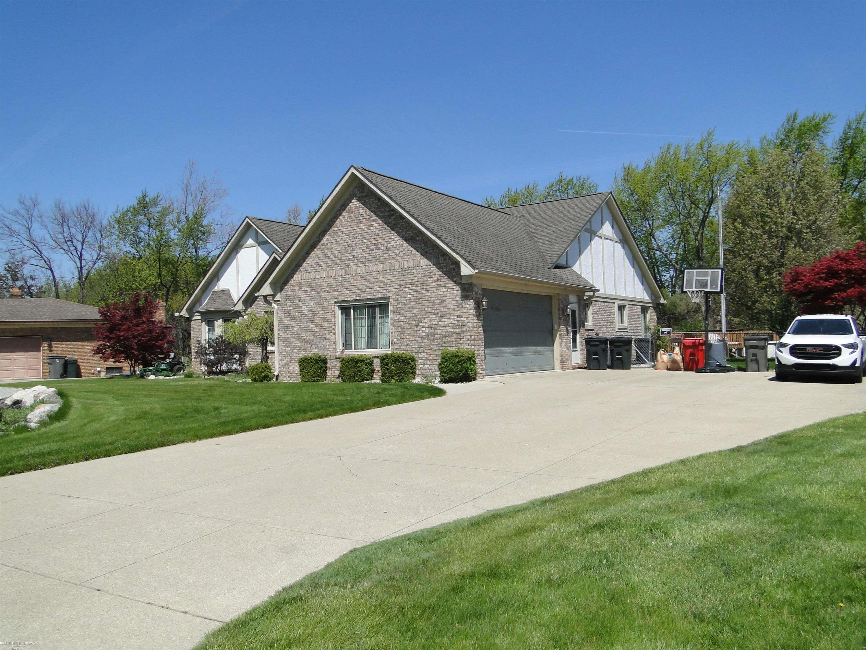 19549 Dixie Drive, Clinton Twp, MI 48035 — Photo 4