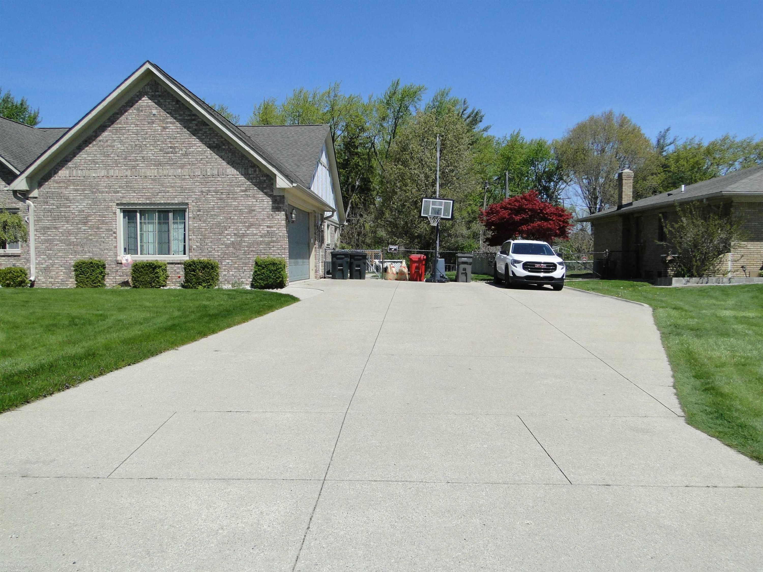 19549 Dixie Drive, Clinton Twp, MI 48035 — Photo 5