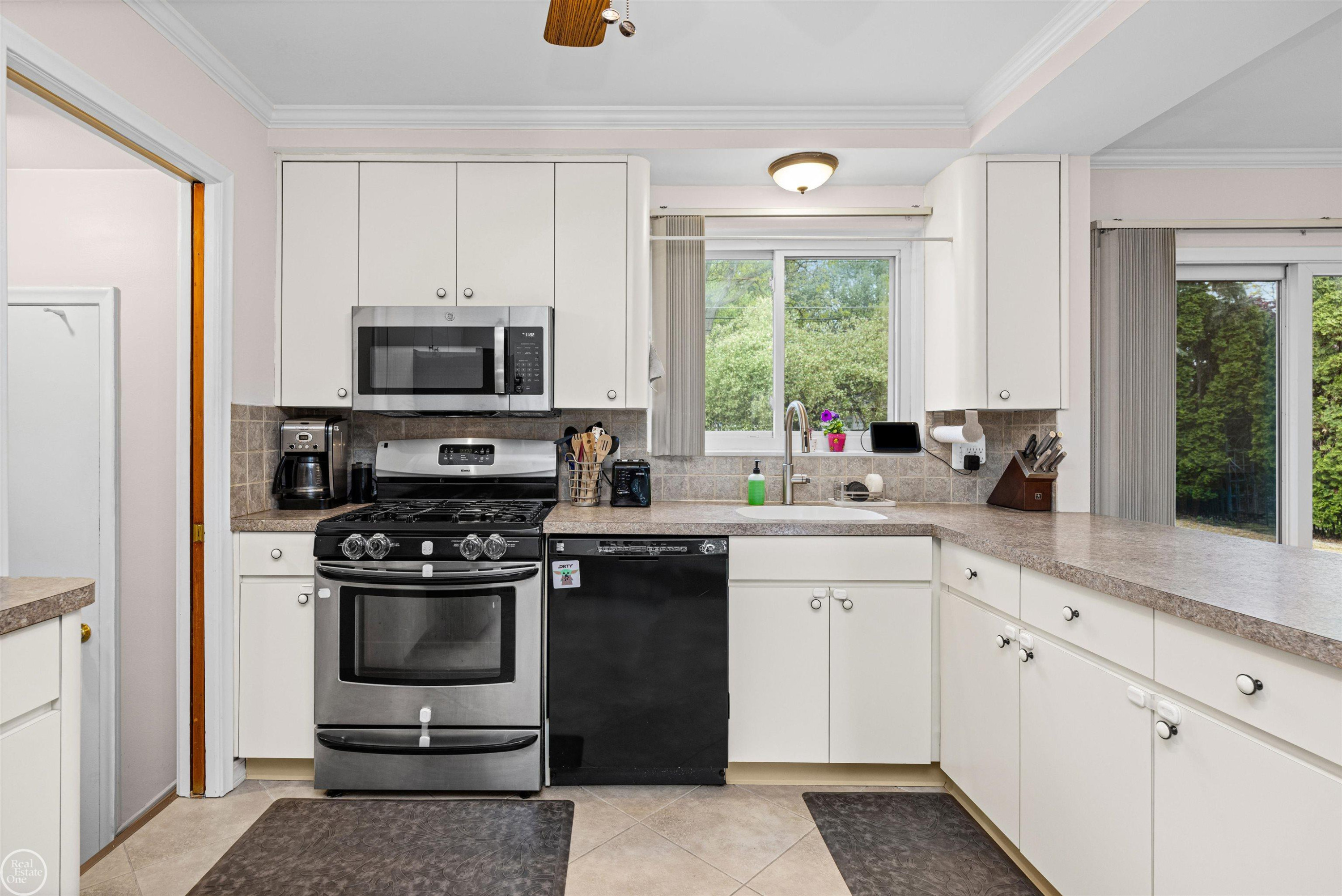 21920 Lakeshire Street, Saint Clair Shores, MI 48081 — Photo 12