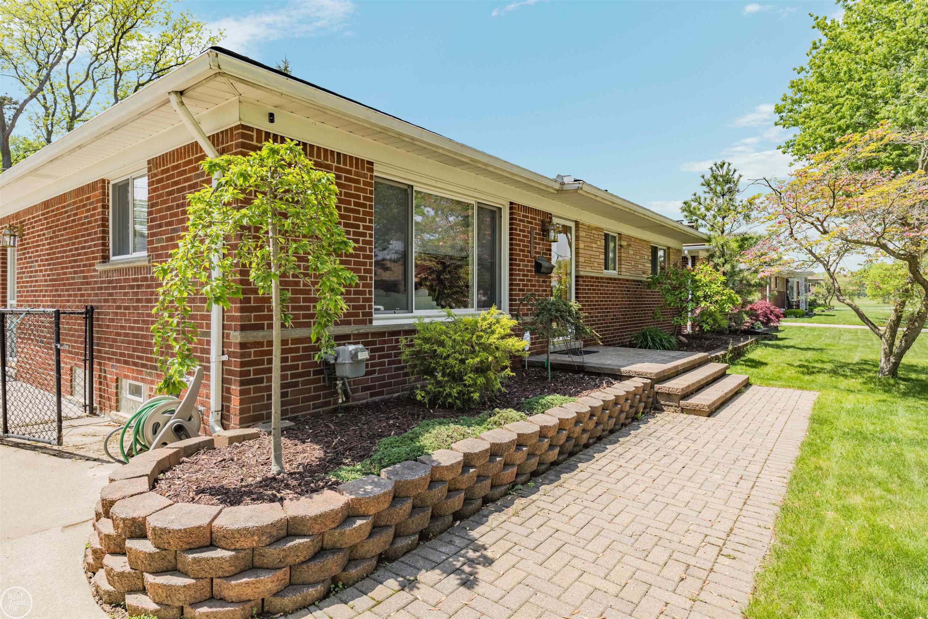 21920 Lakeshire Street, Saint Clair Shores, MI 48081 — Photo 35