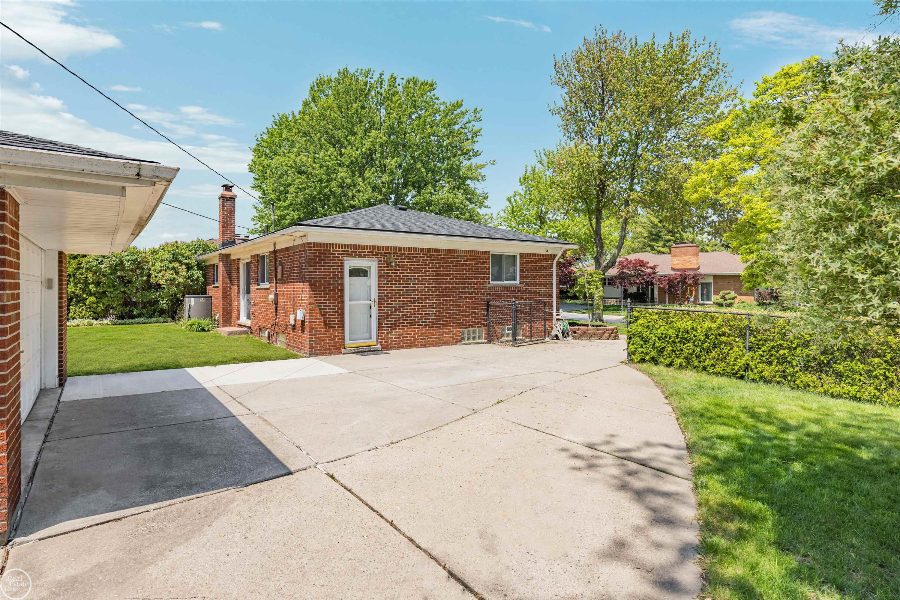 21920 Lakeshire Street, Saint Clair Shores, MI 48081 — Photo 38