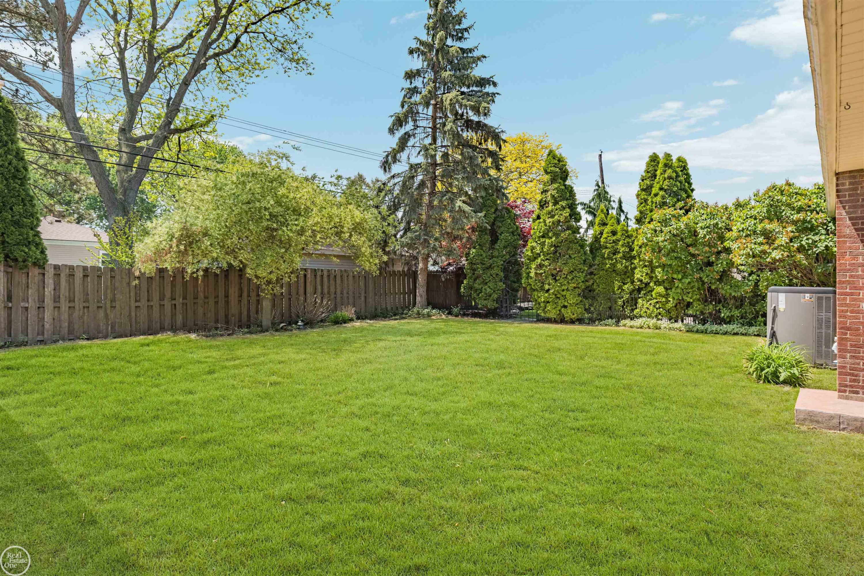 21920 Lakeshire Street, Saint Clair Shores, MI 48081 — Photo 39