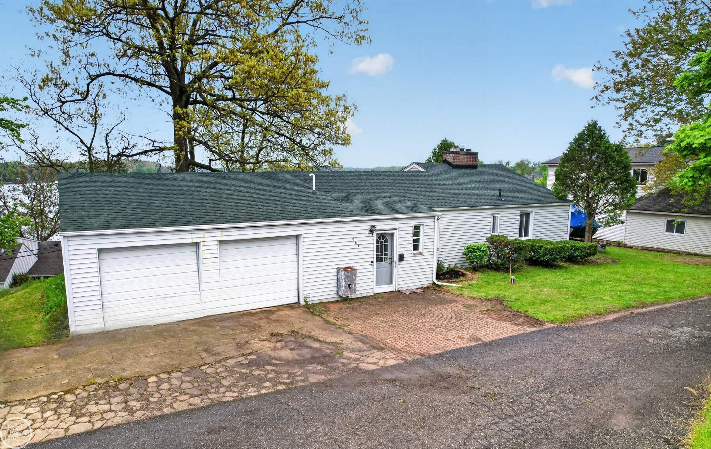 664 Sunrise Park Street, Howell, MI 48843 — front exterior