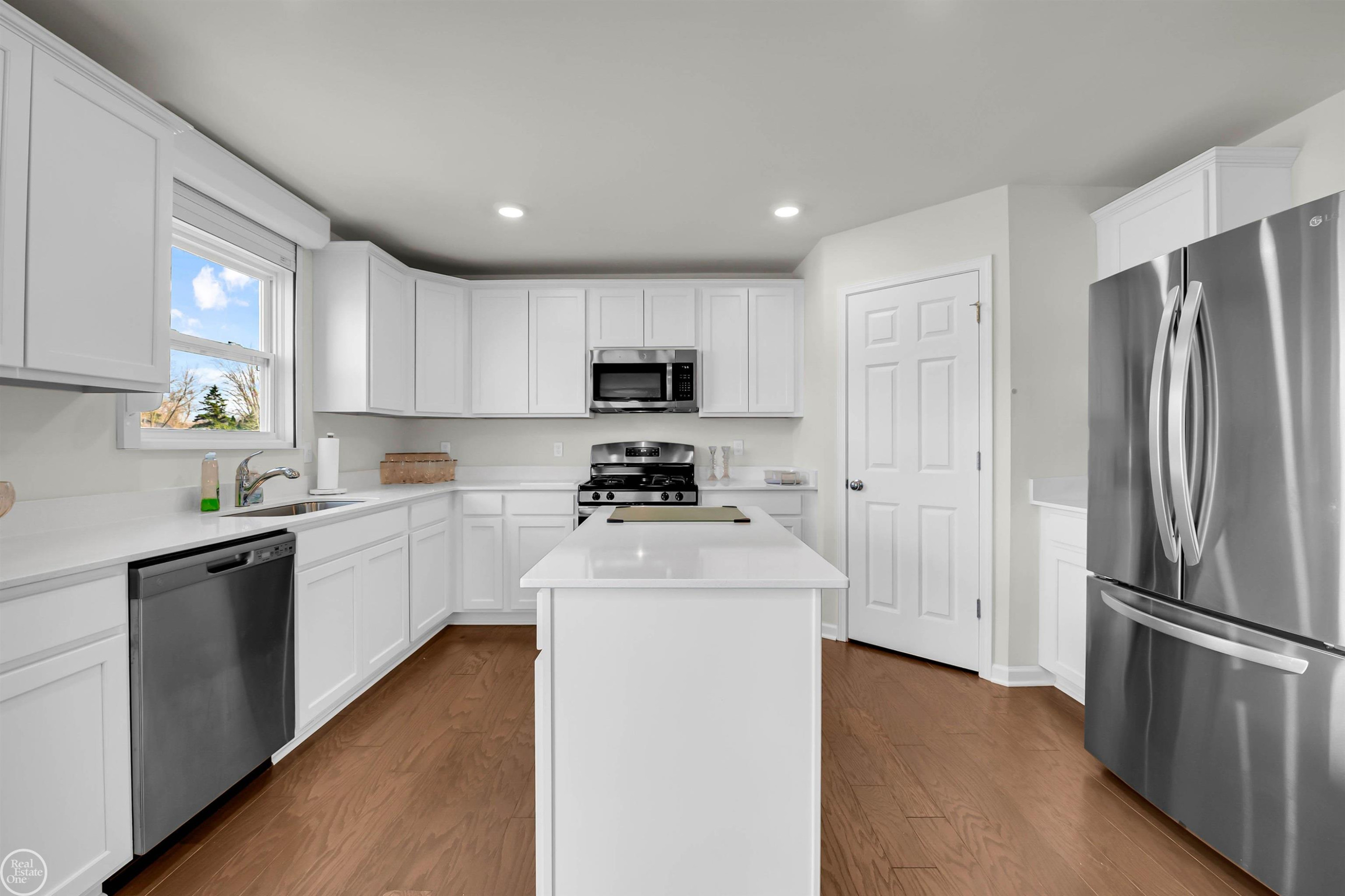 54470 Heron Circle, New Baltimore, MI 48047 — Photo 11
