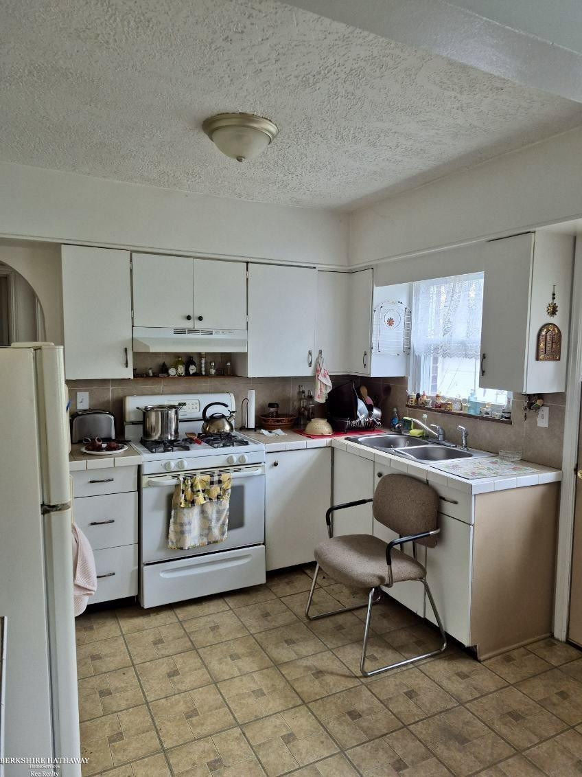 2044 E Bristol Road, Burton, MI 48529 — Photo 7