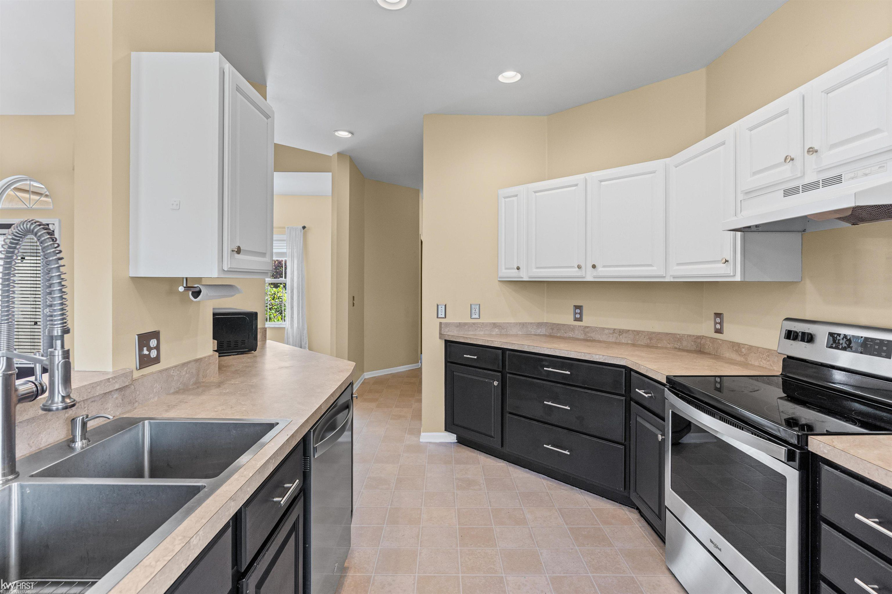 9484 Aspen View Drive, Grand Blanc, MI 48439 — Photo 14