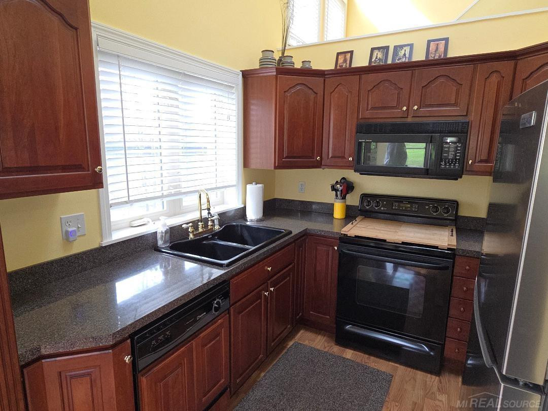 5700 Royal Court Court, MI 48624 — Photo 10