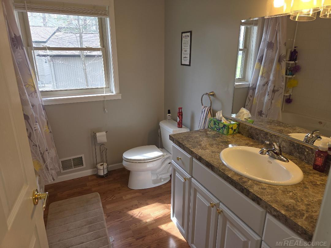 5700 Royal Court Court, MI 48624 — Photo 26