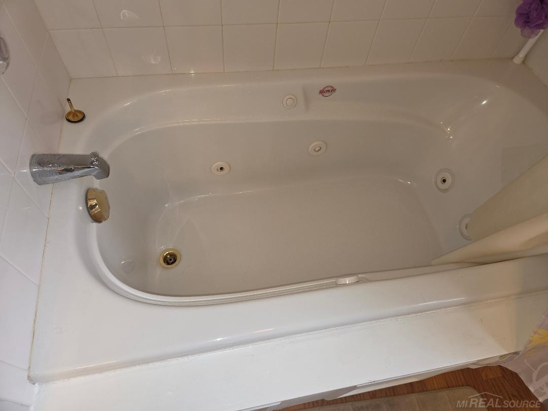 5700 Royal Court Court, MI 48624 — Photo 27