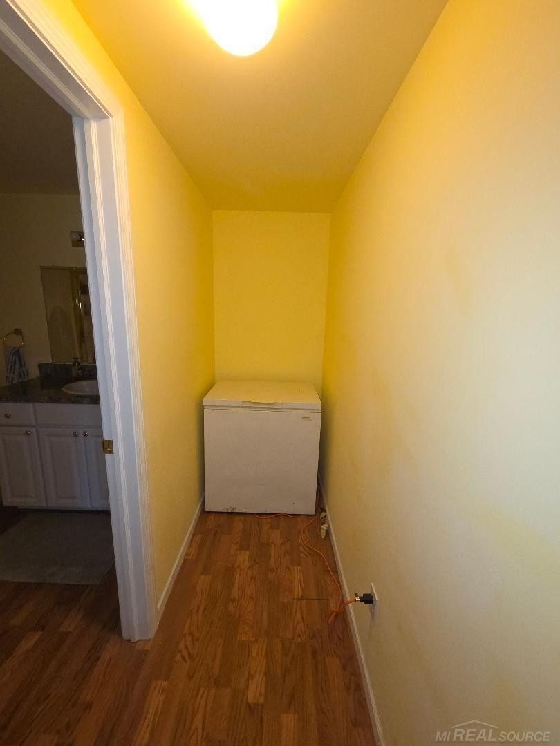 5700 Royal Court Court, MI 48624 — Photo 33
