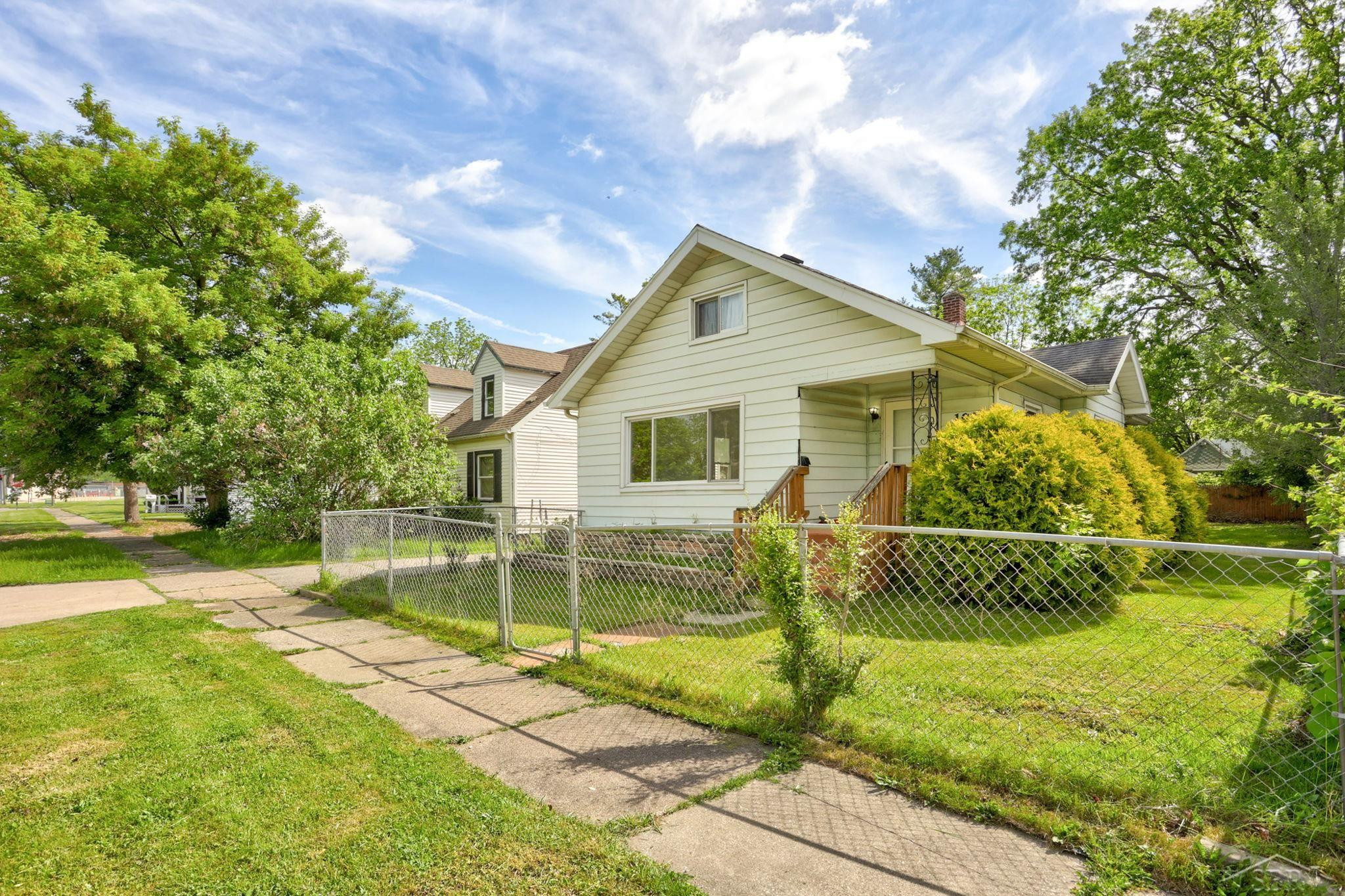 1922 Lowell Avenue, Saginaw, MI 48601 — front exterior