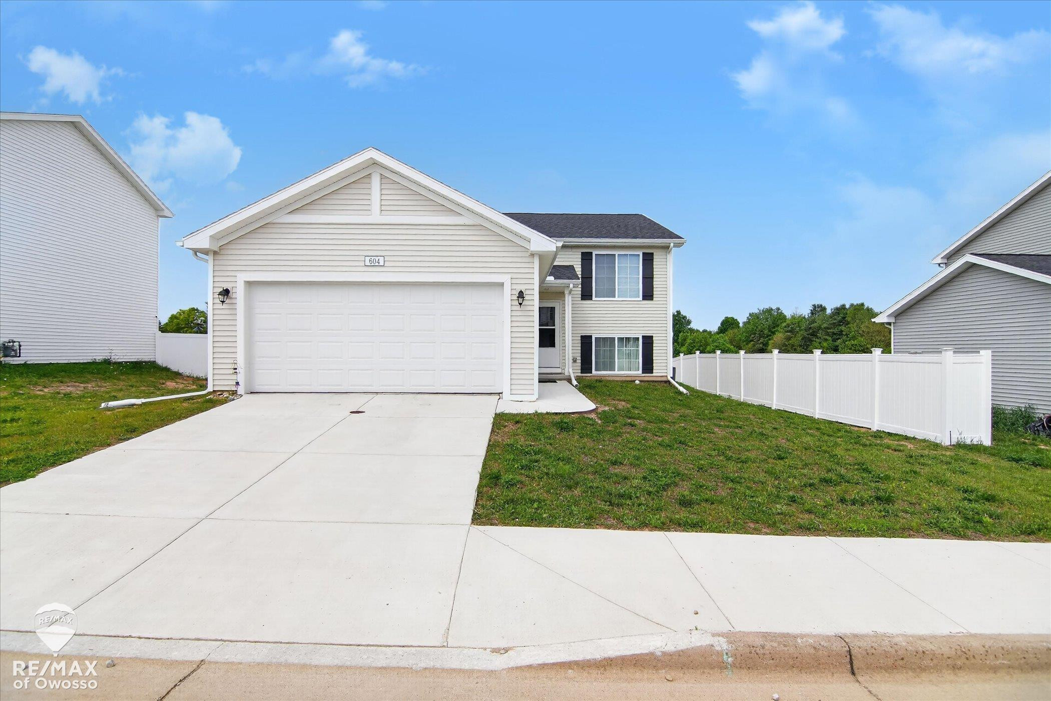 604 Muirfield Drive, Eaton Rapids, MI 48827 — Photo 2