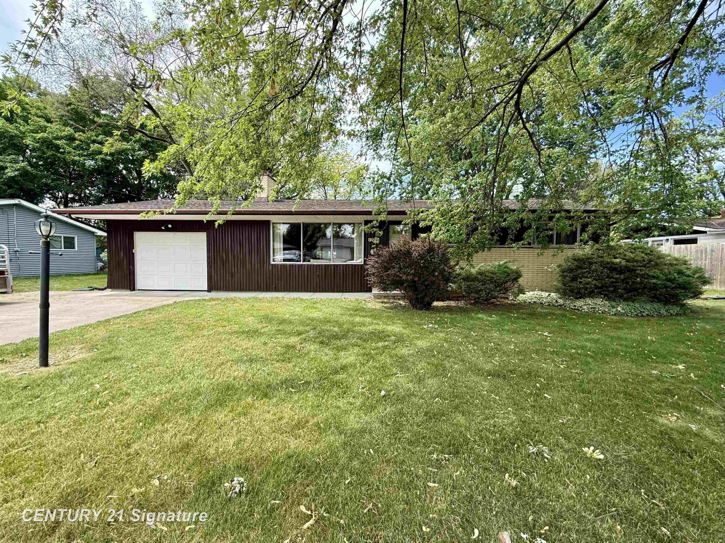 1221 Sauk Lane, Saginaw, MI 48638 — front exterior