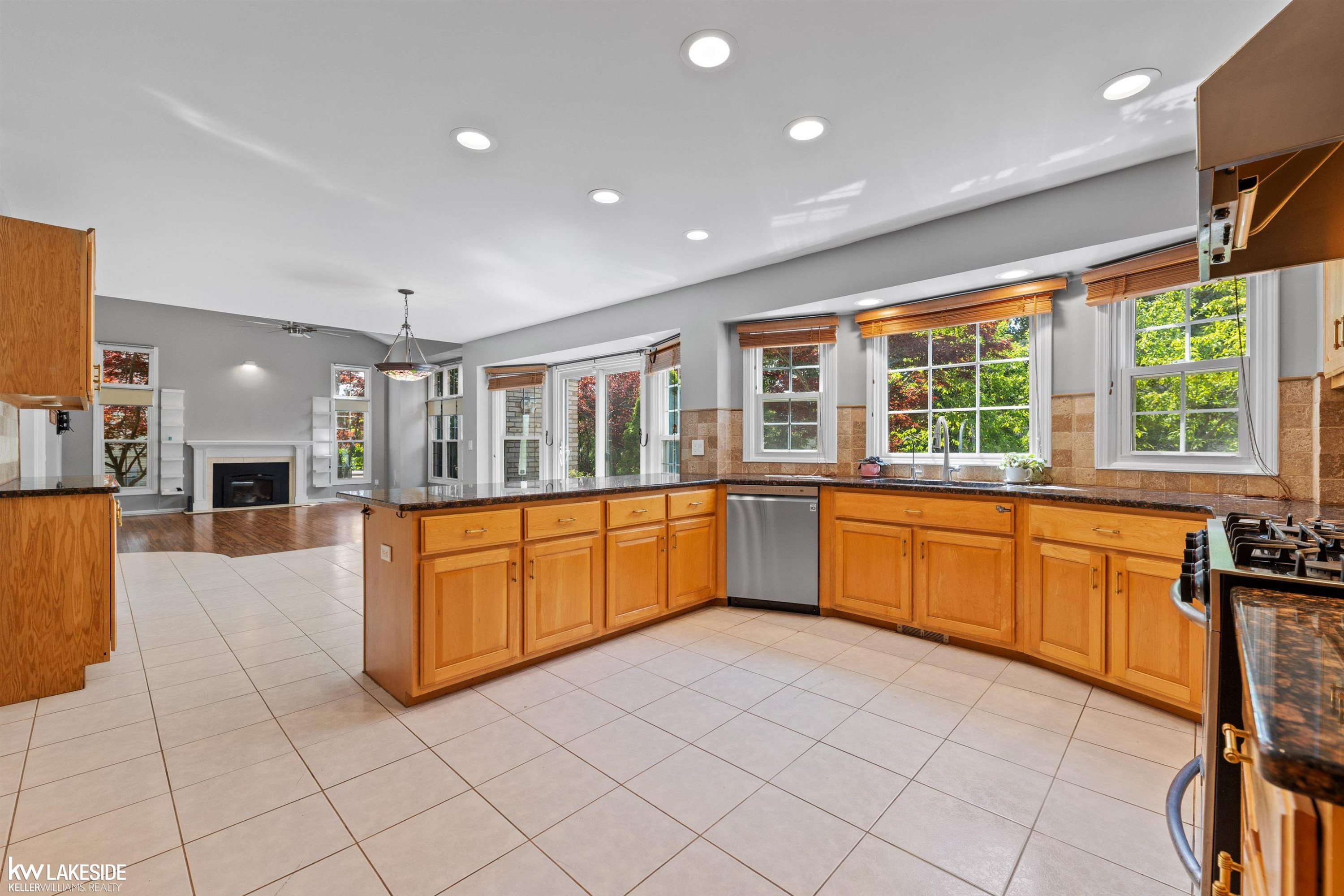 46349 Coachwood Drive, Shelby Twp, MI 48315 — Photo 9