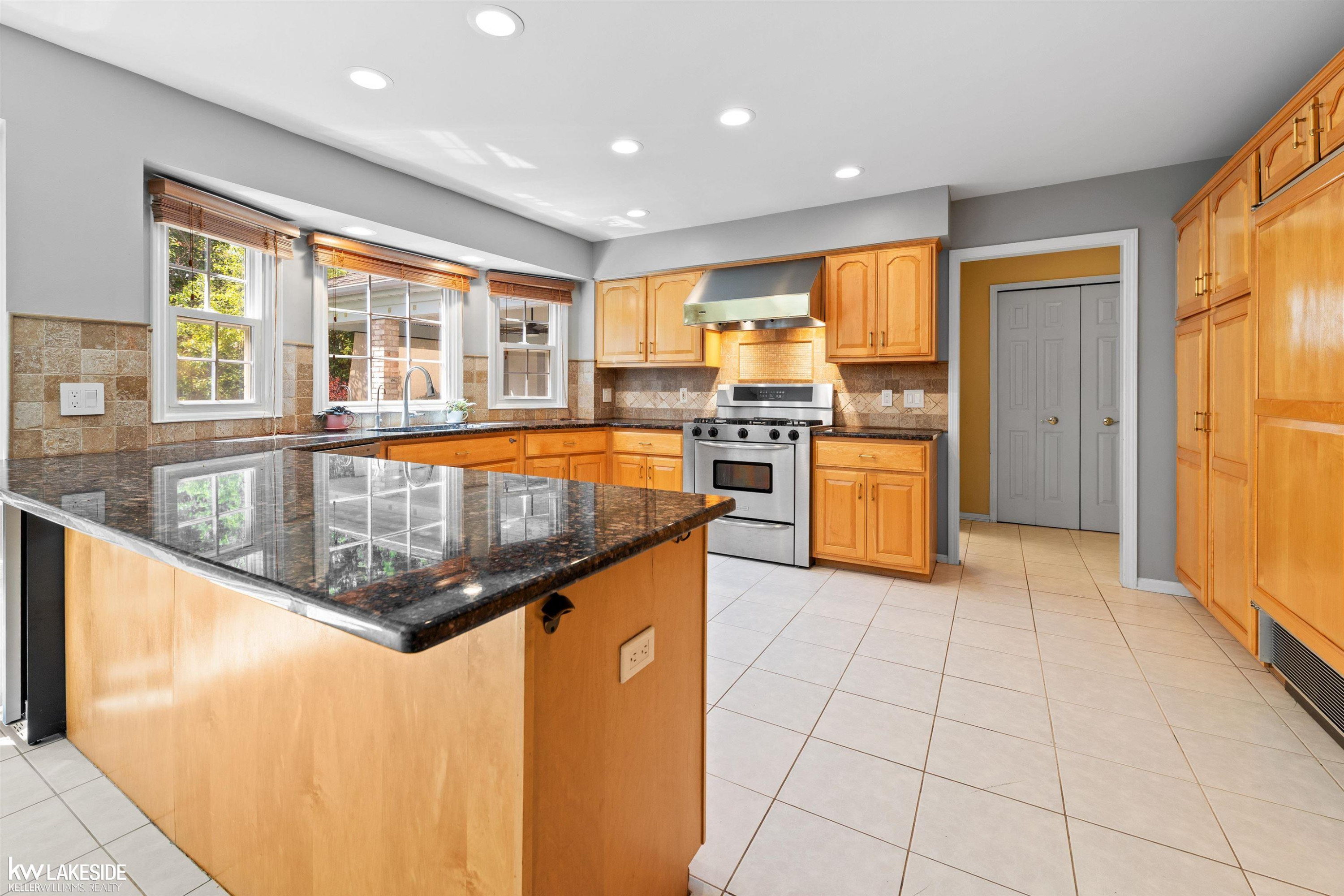46349 Coachwood Drive, Shelby Twp, MI 48315 — Photo 12