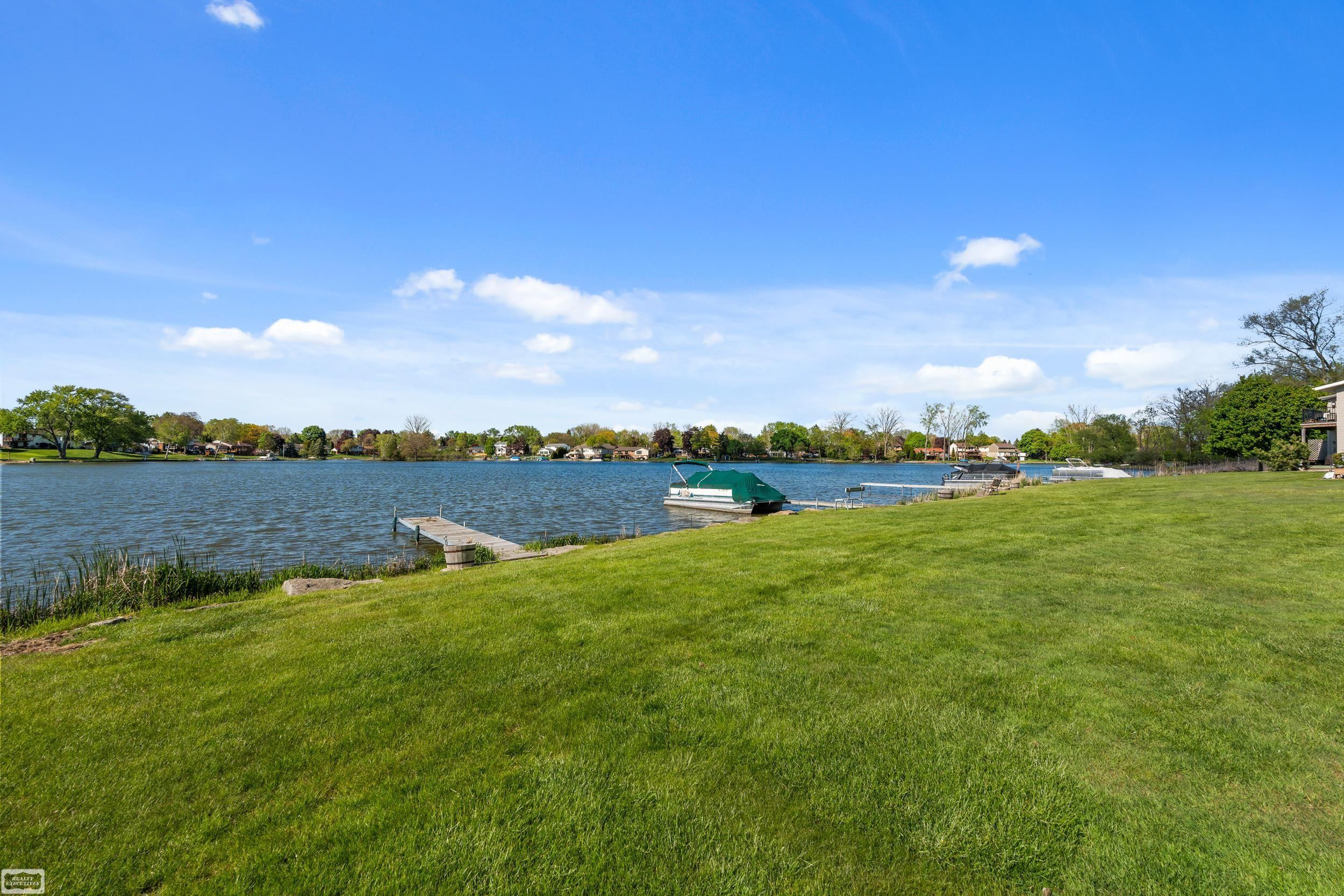 4960 Lake Point Drive, Waterford, MI 48329 — Photo 33