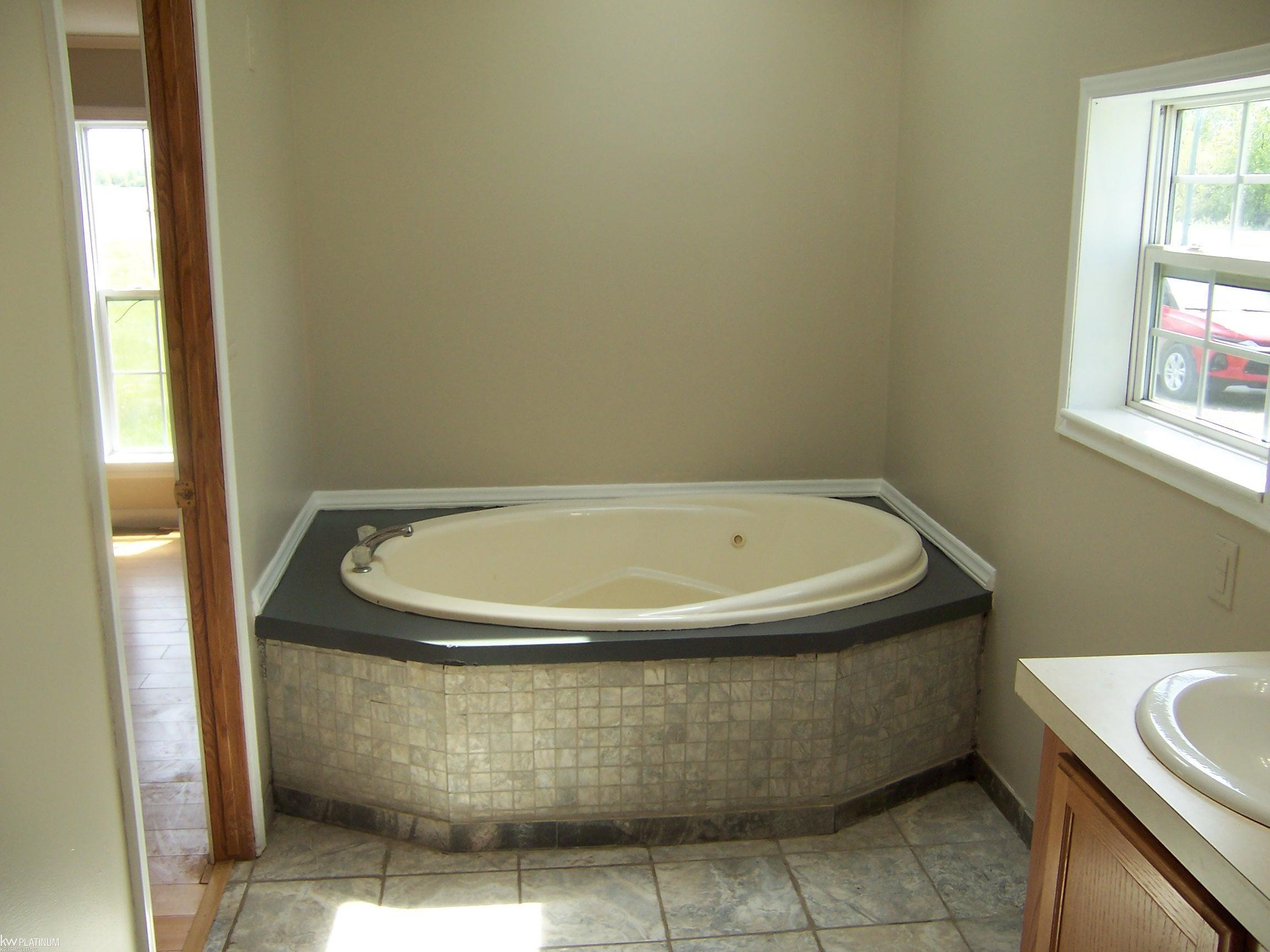 10222 Metcalf Rd Road, MI 48006 — Photo 11