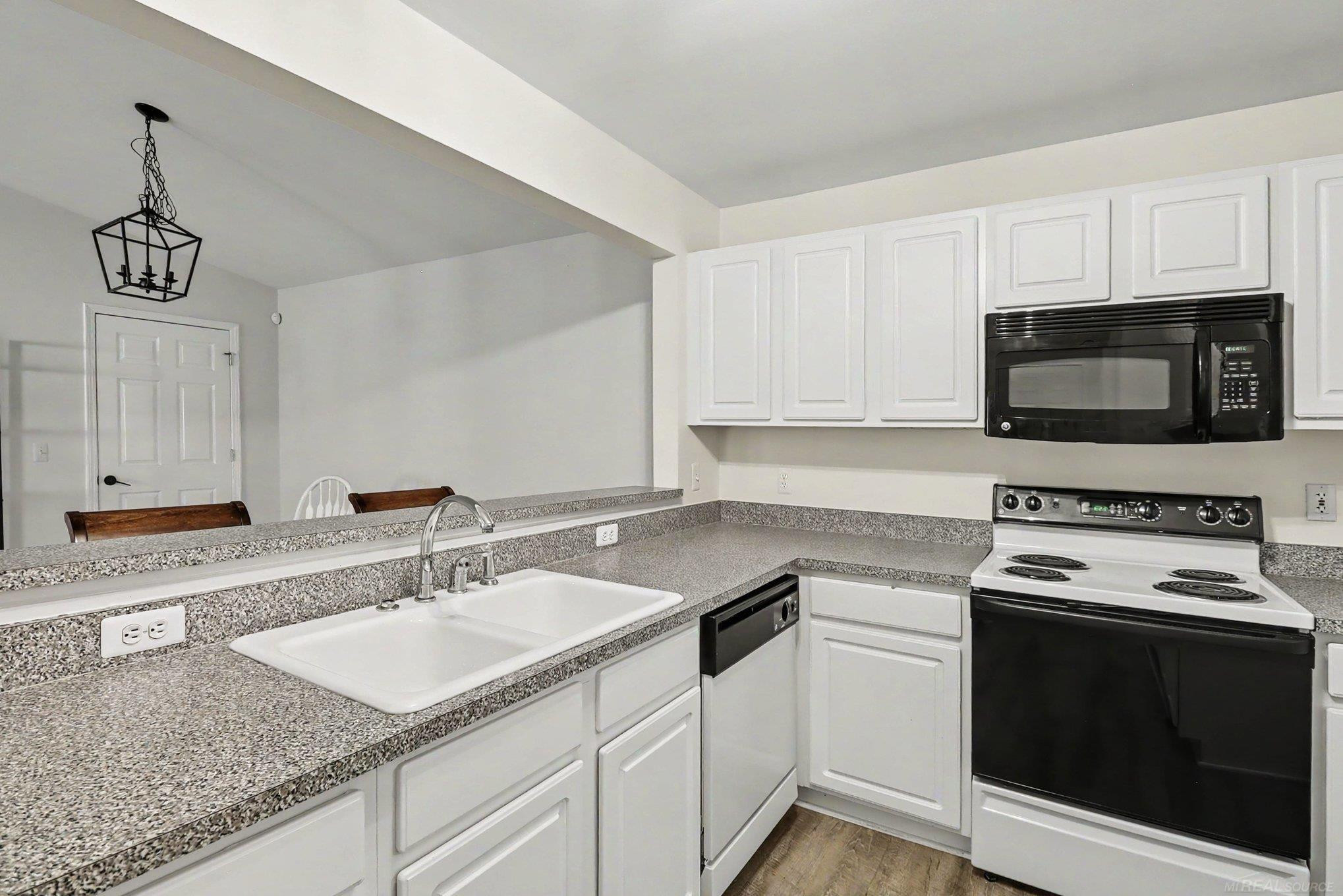 52328 Heatherstone Avenue, Macomb, MI 48042 — Photo 12